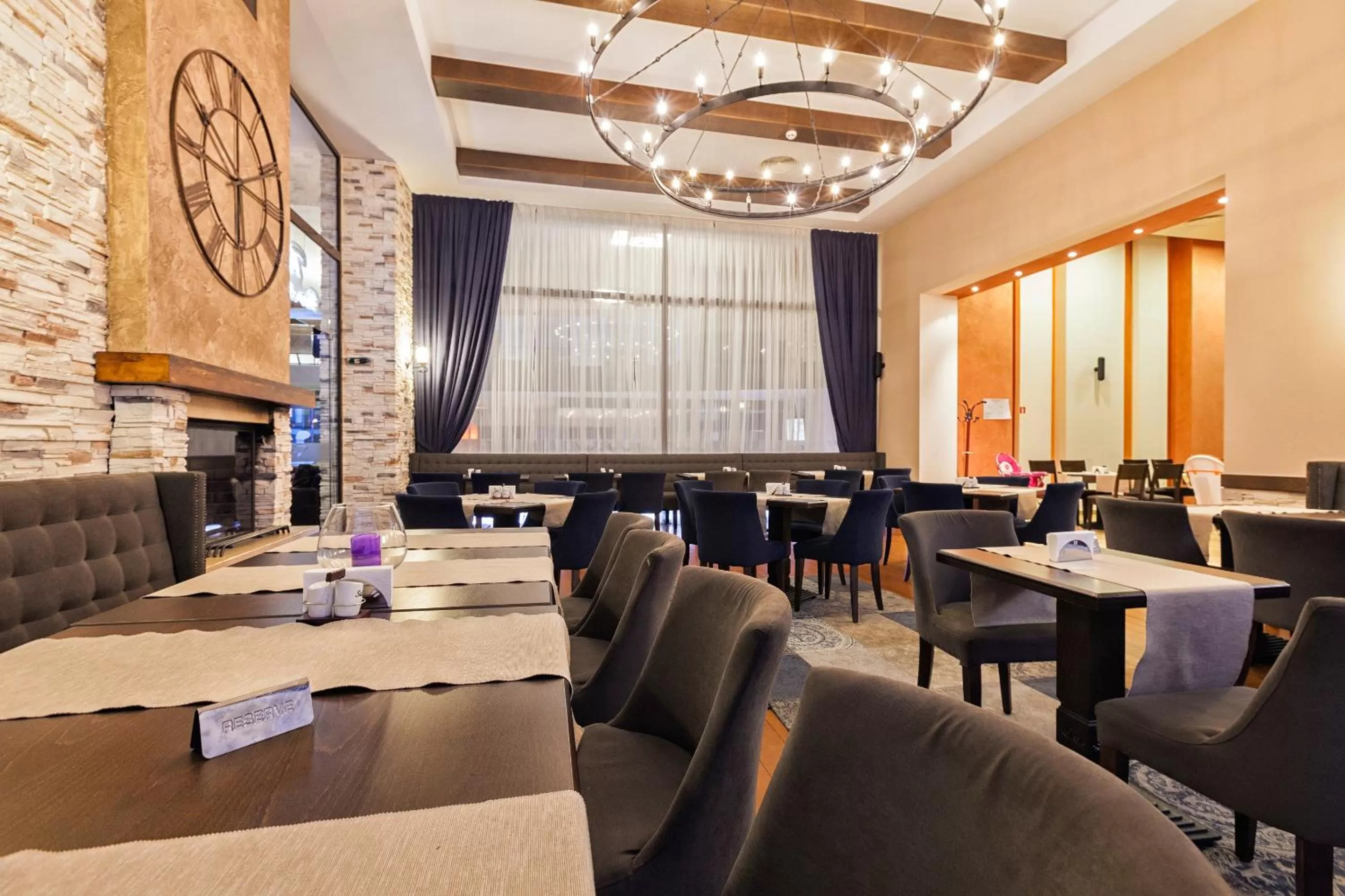 Restaurant/places to eat in Terra Hotel