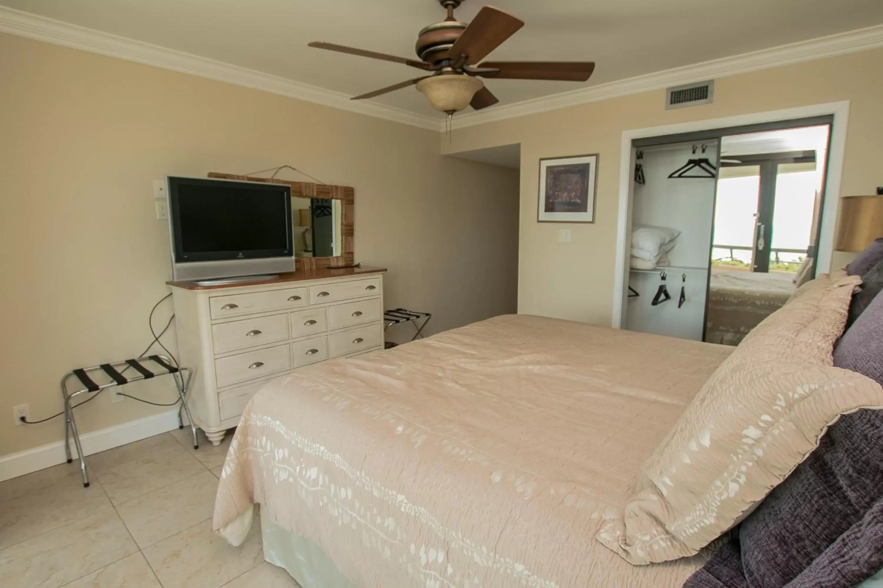 Bed in Edgewater Beach Resort 602 Destin (Condo)