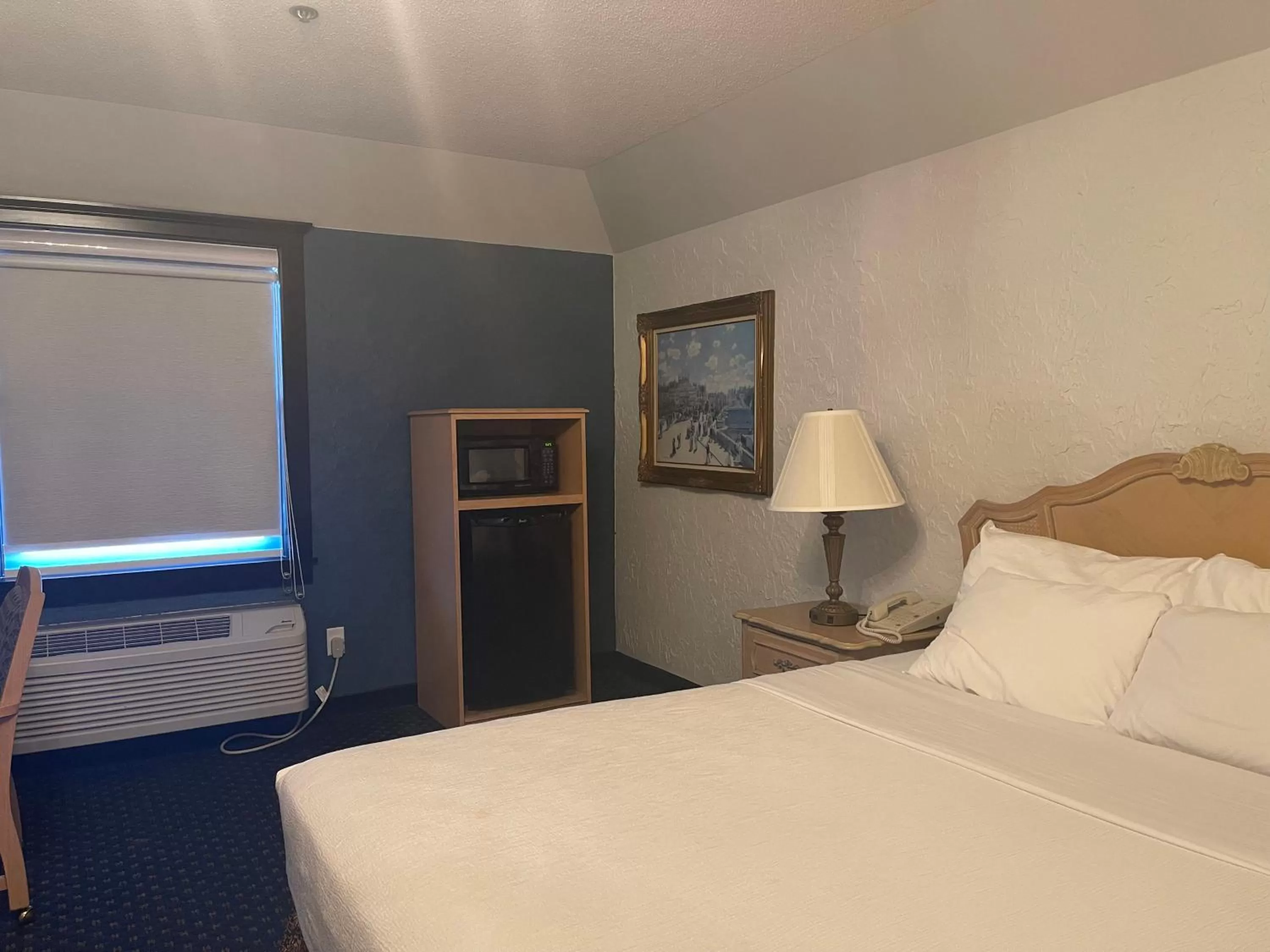 Bed in Chateau Hotel and Conference Center