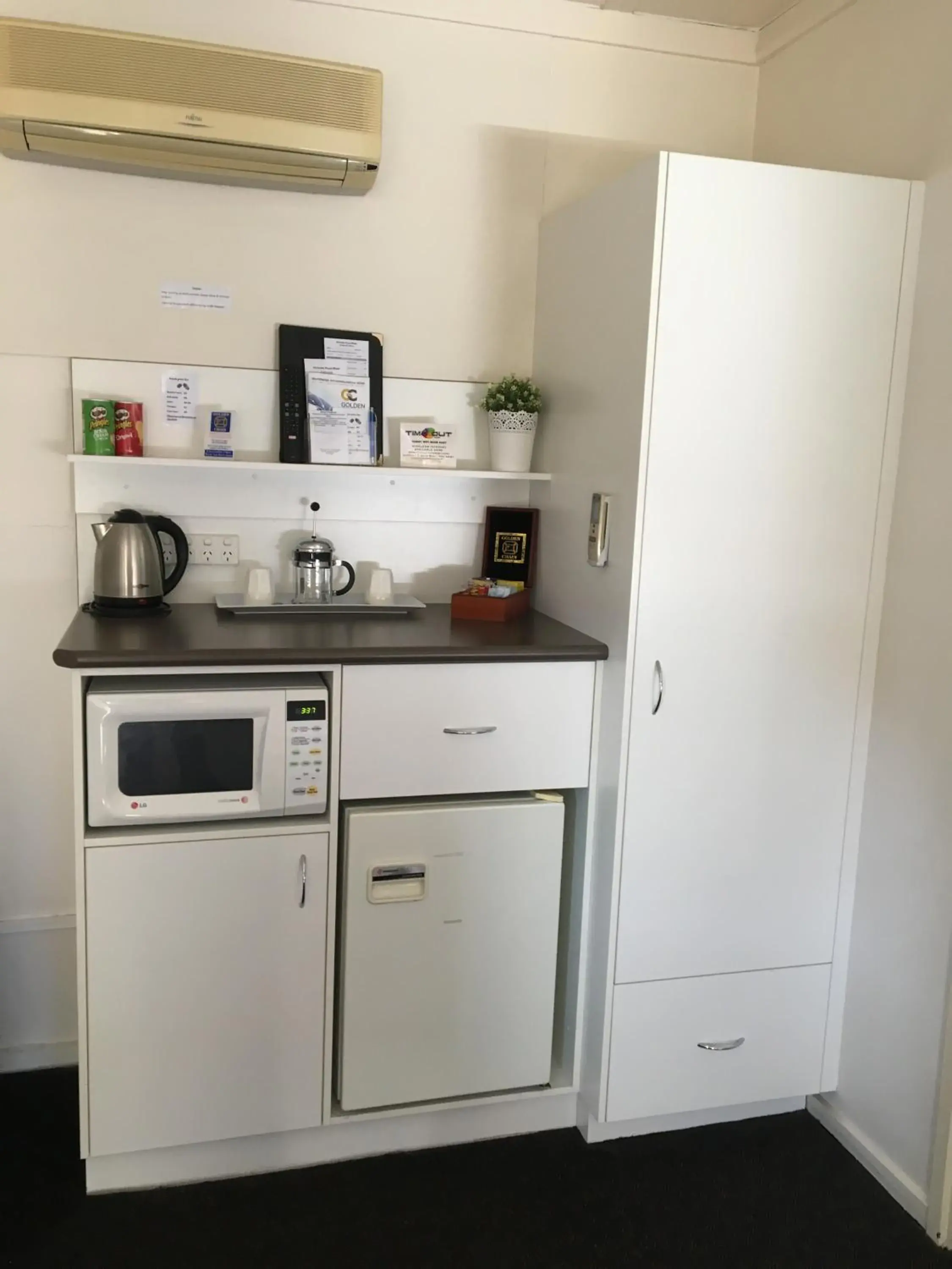 Kitchen/Kitchenette in Nicholas Royal Motel - No Pets Allowed