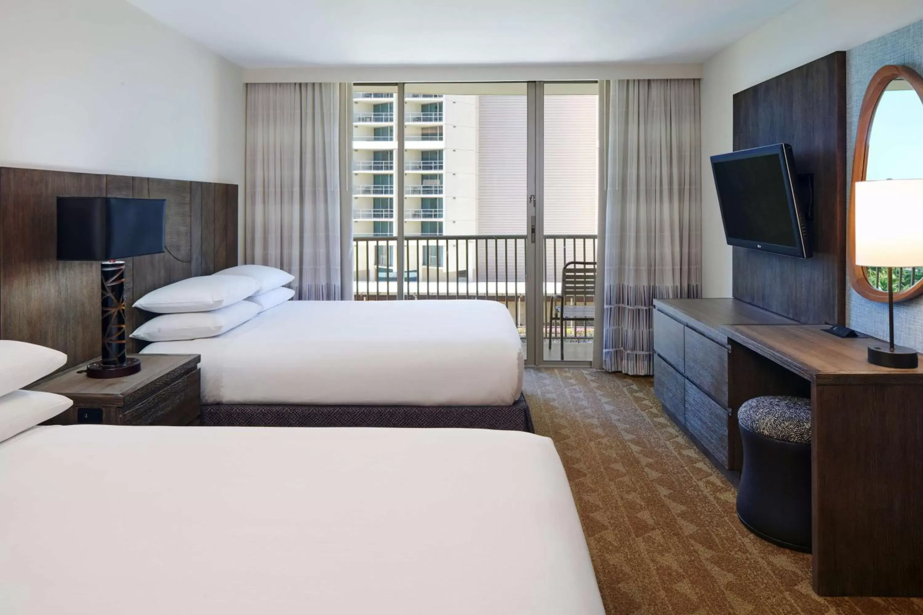 Bed, TV/Entertainment Center in Embassy Suites by Hilton Waikiki Beach Walk