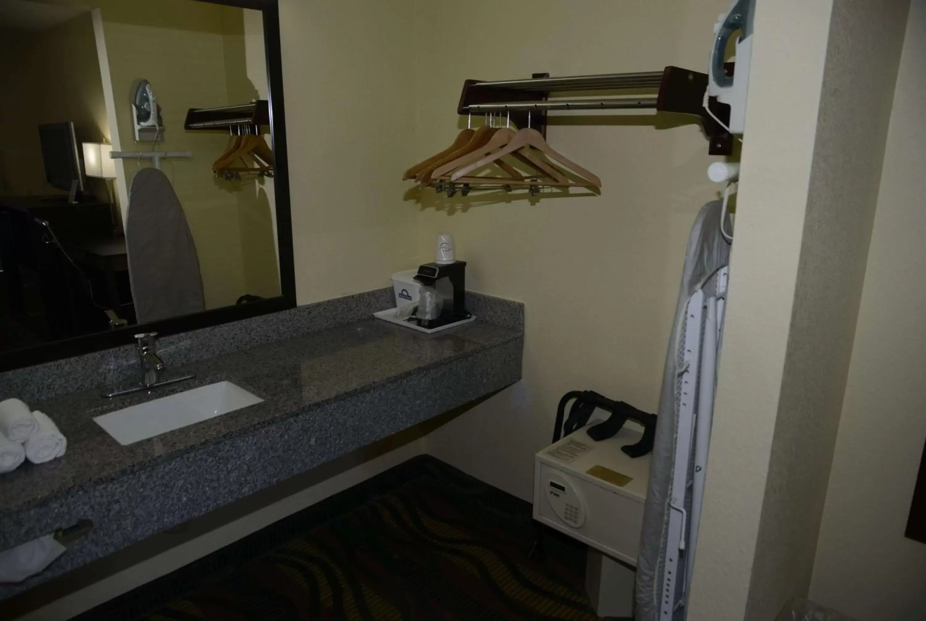 King Room with Bath Tub - Mobility Accessible/Dog Friendly - Non-Smoking in Days Inn by Wyndham Kodak/Sevierville Intrstate SmokeyMntns King Room with Bath Tub - Mobility Accessible/Dog Friendly - Non-Smoking in Days Inn by Wyndham Kodak/Sevierville Intrstate SmokeyMntns