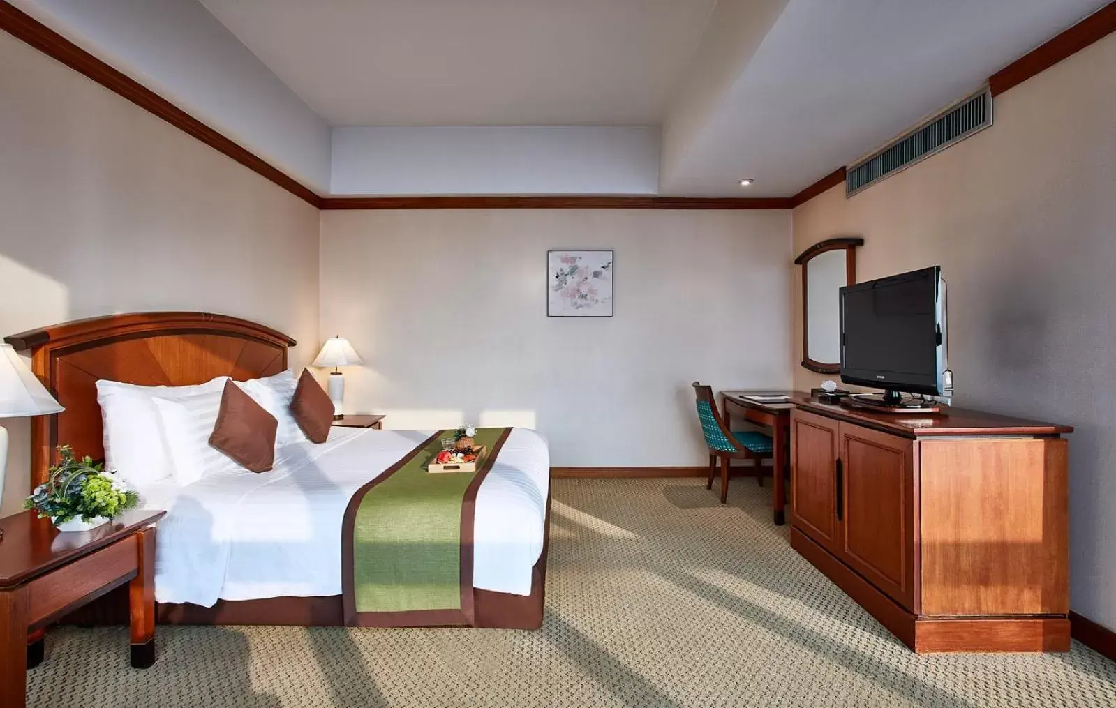 Communal lounge/ TV room, Bed in Baiyoke Sky Hotel