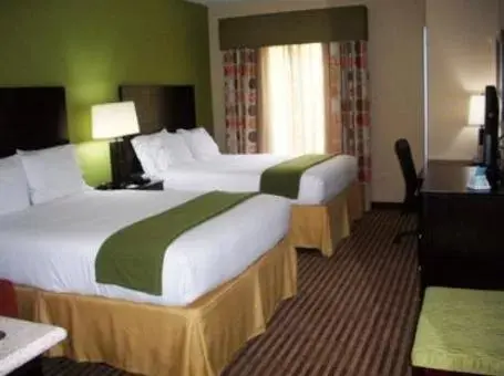 Bed in Holiday Inn Express & Suites Maumelle, an IHG Hotel