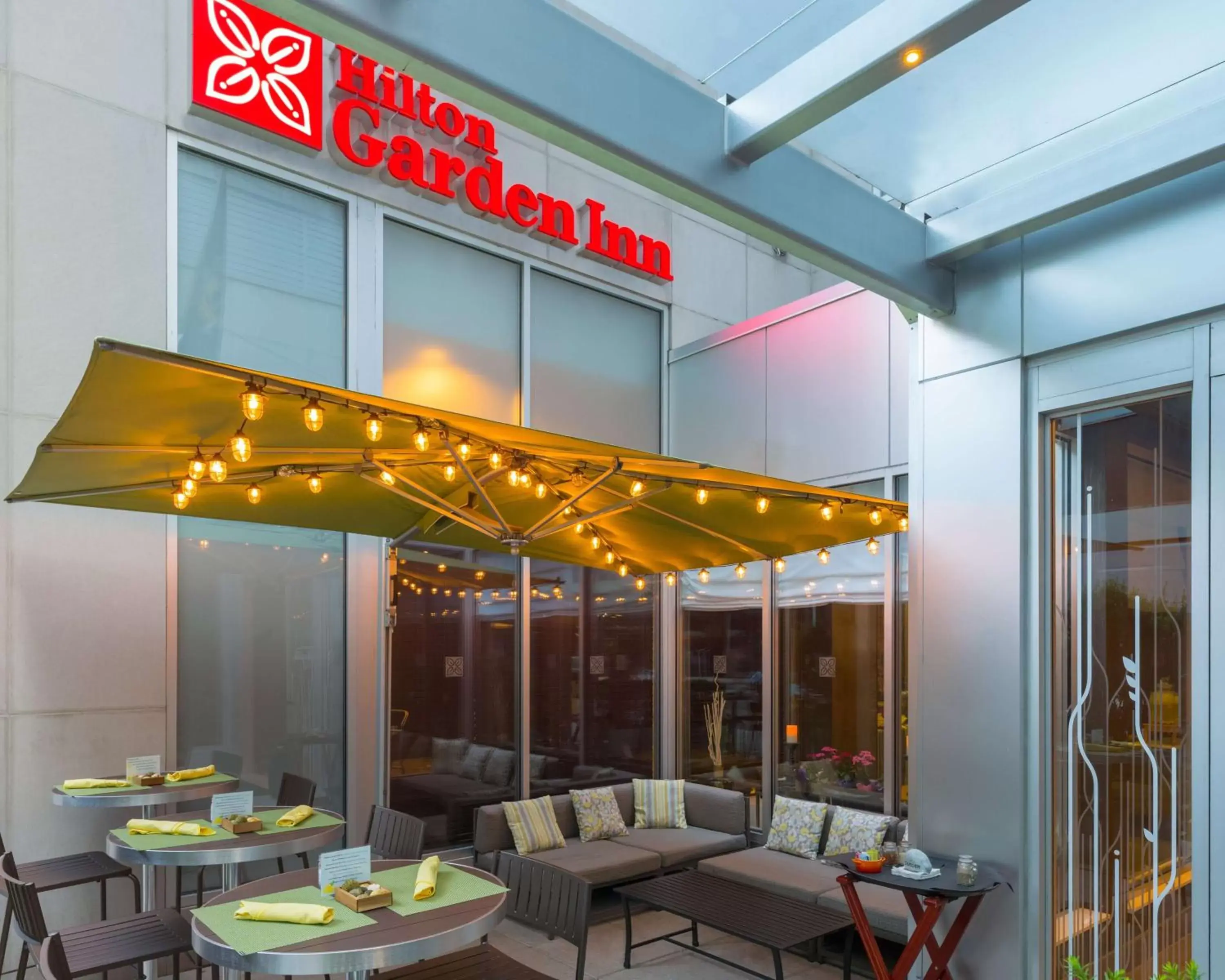 Patio, Restaurant/Places to Eat in Hilton Garden Inn New York Manhattan Midtown East