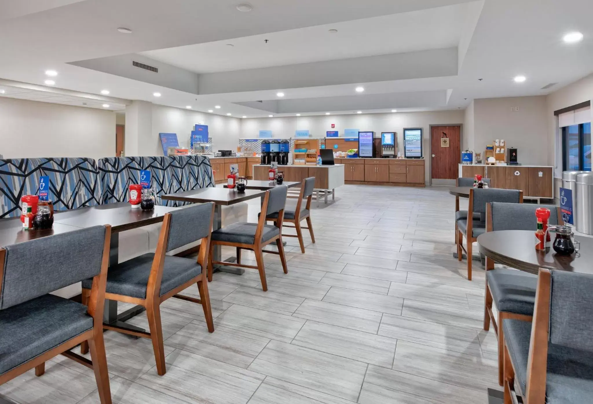 Breakfast, Restaurant/Places to Eat in Holiday Inn Express Hotel & Suites Shakopee, an IHG Hotel
