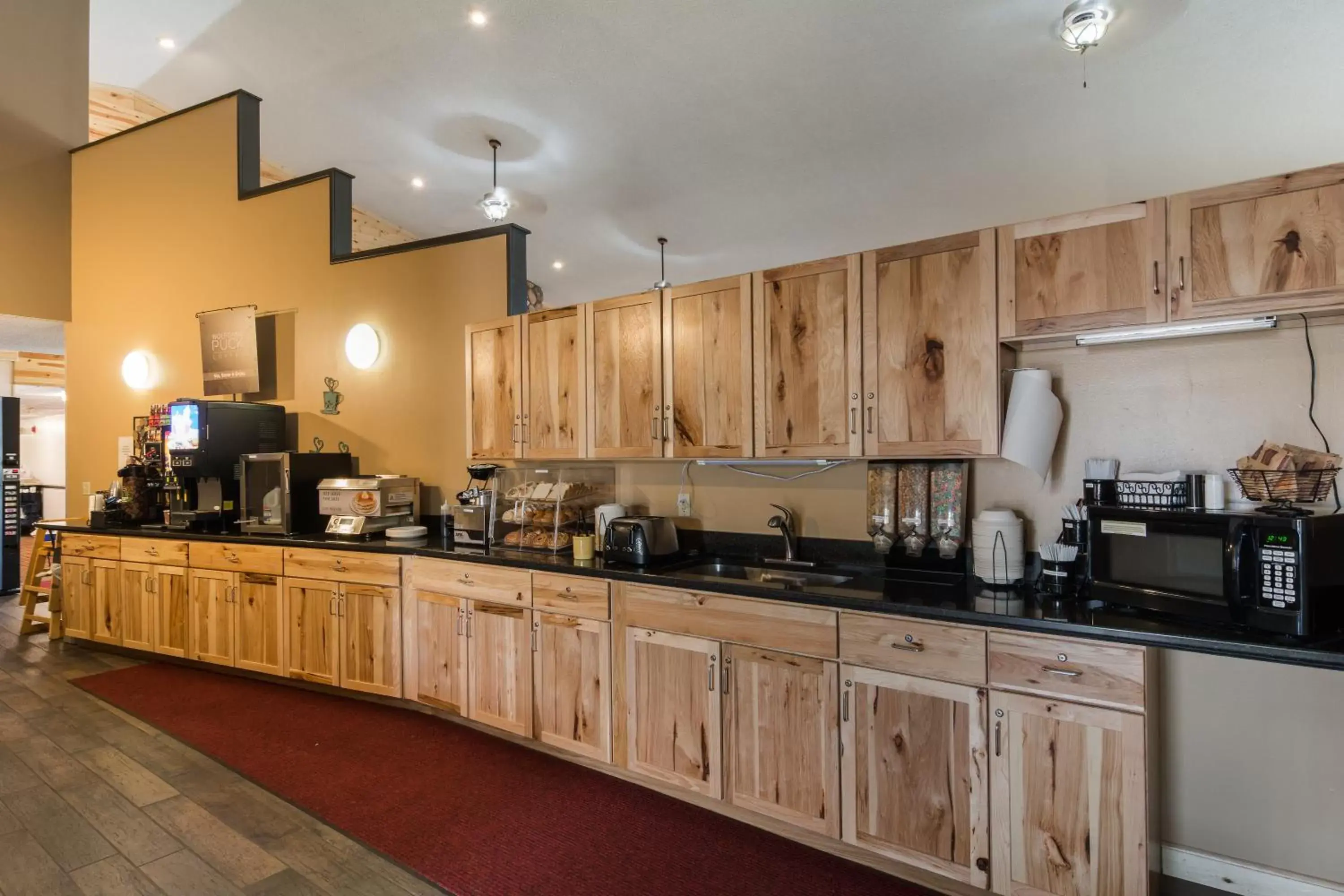 Food and drinks, Kitchen/Kitchenette in Boarders Inn & Suites by Cobblestone Hotels - Superior/Duluth