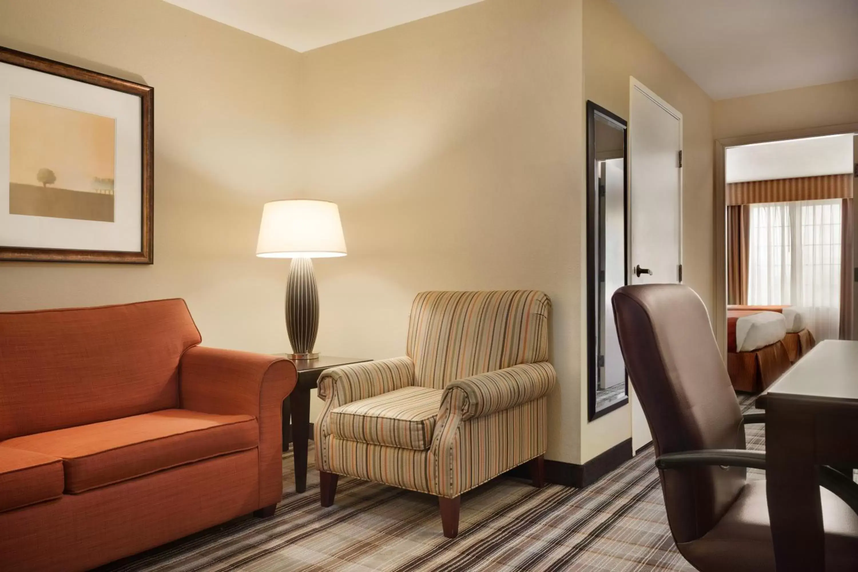 Living room, Seating Area in Country Inn & Suites by Radisson, Lexington, VA