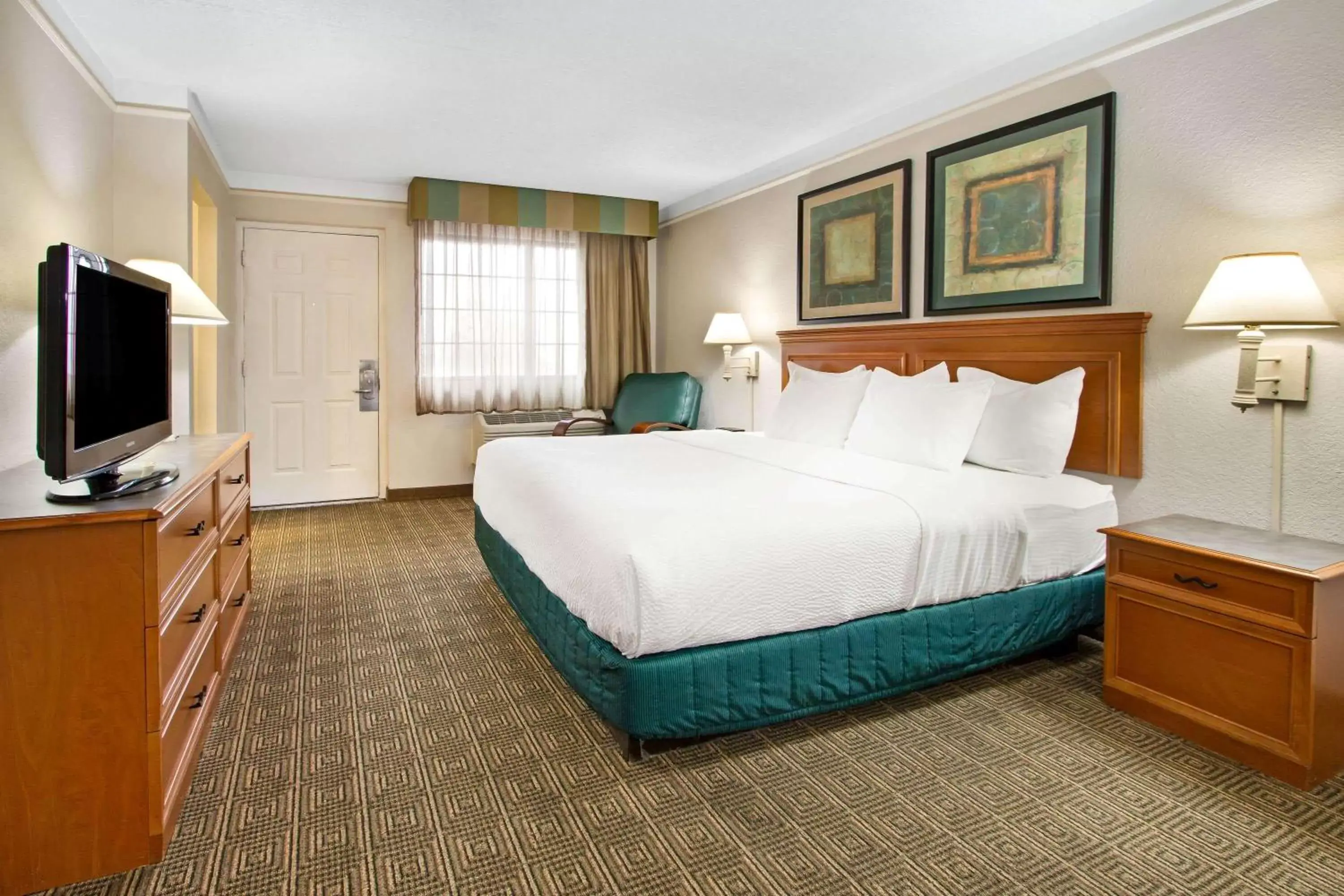 Photo of the whole room, Bed in La Quinta Inn by Wyndham Albuquerque Airport