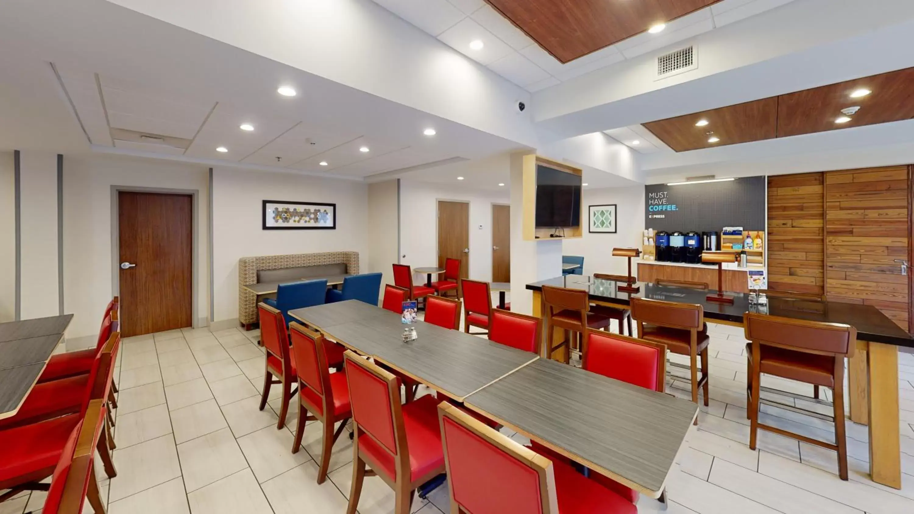 Dining area in Holiday Inn Express South Burlington, an IHG Hotel