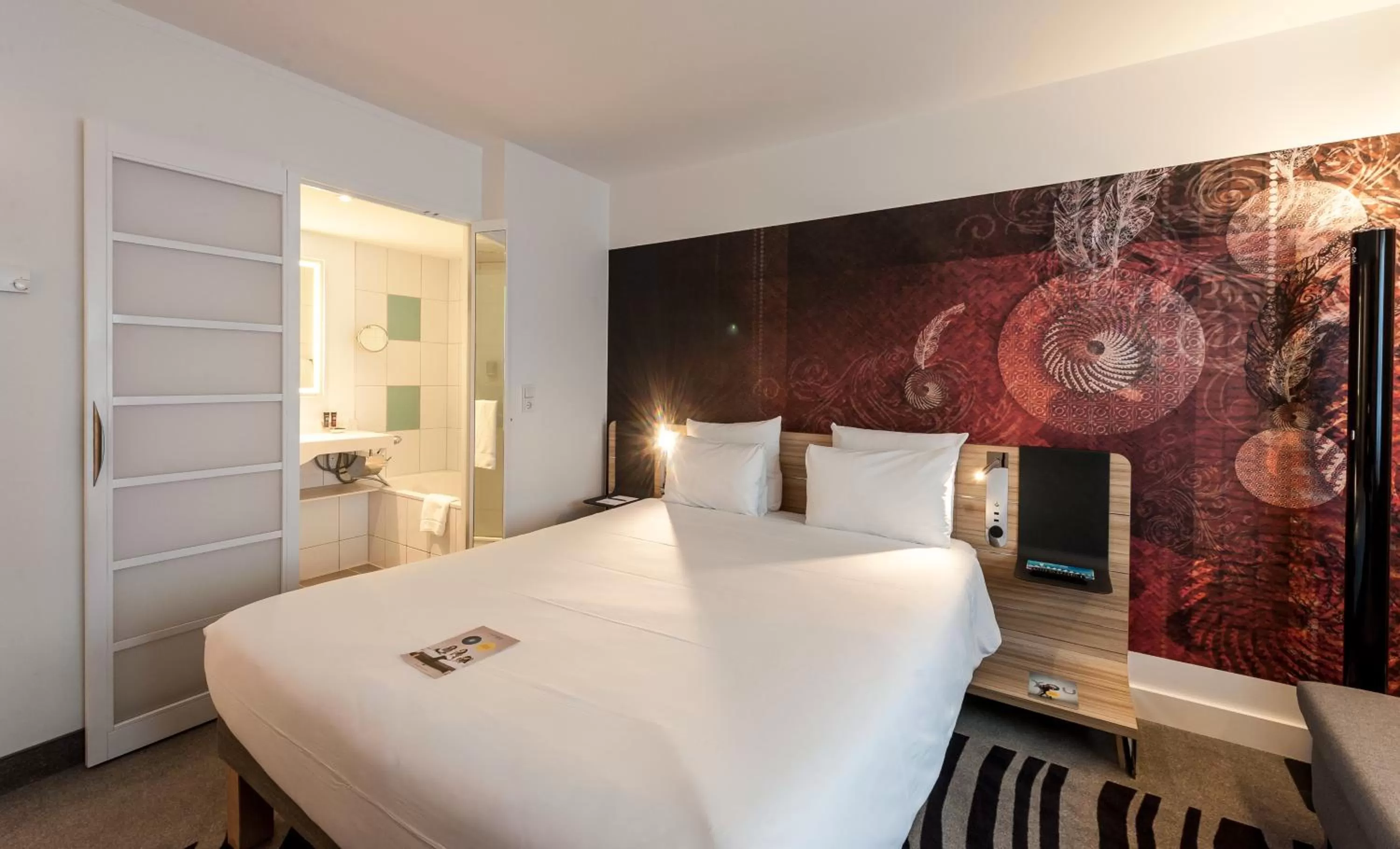Photo of the whole room, Bed in Novotel München City