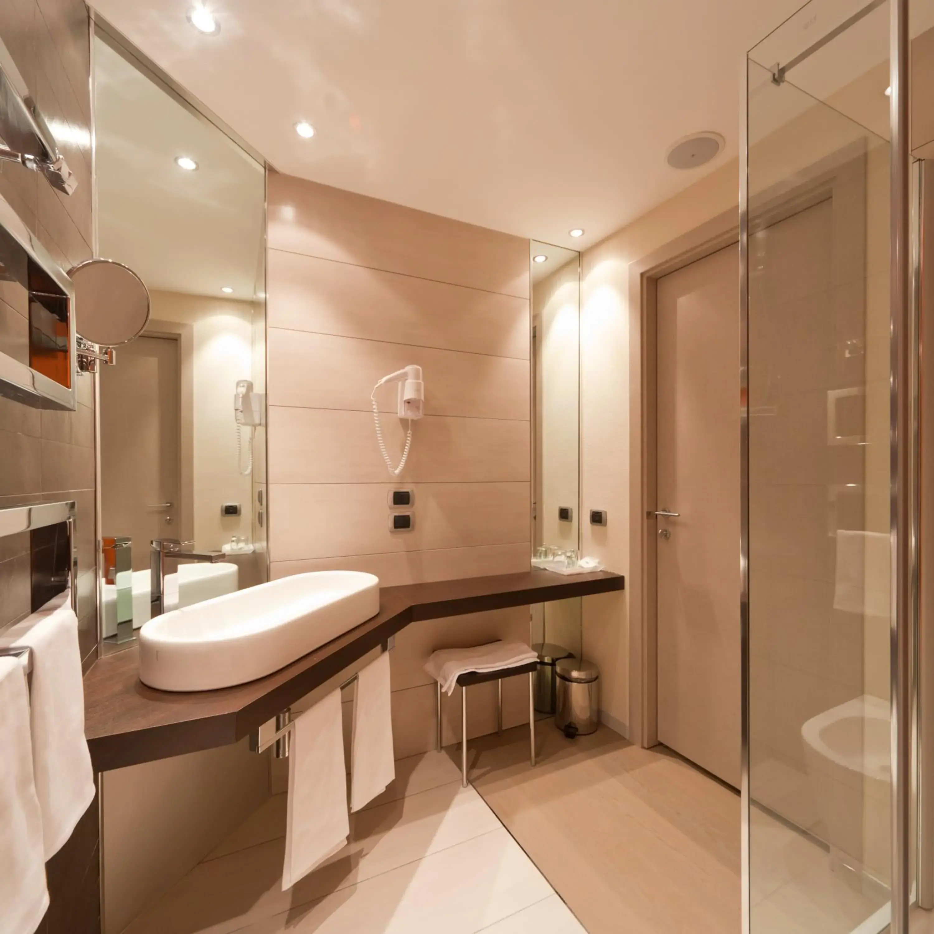 Shower, Bathroom in RMH MODENA DES ARTS