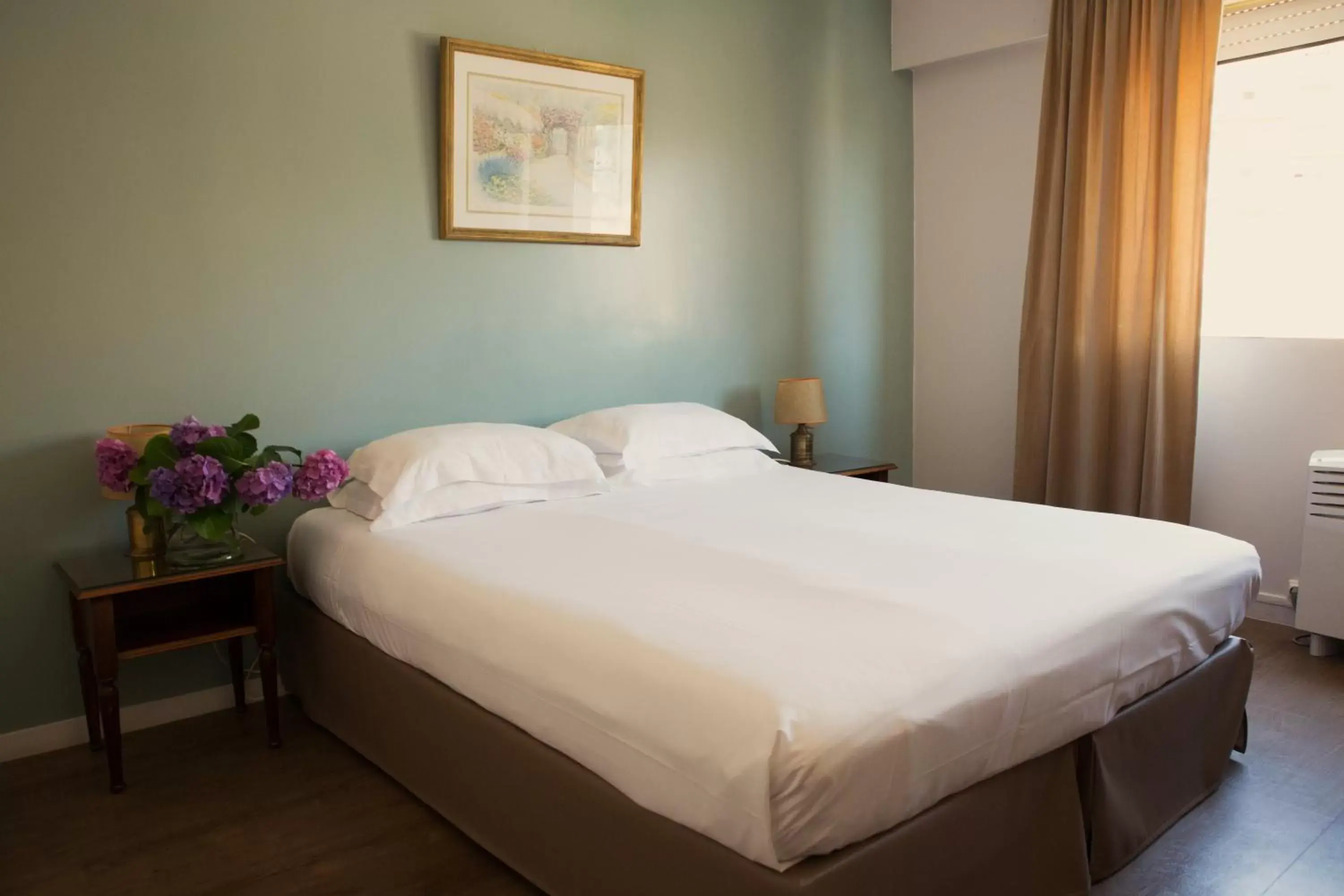 Photo of the whole room, Bed in Hôtel Albion