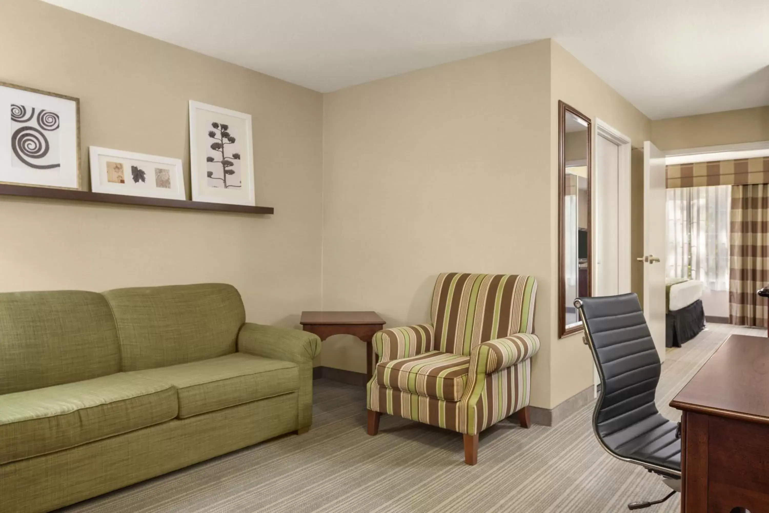Living room, Seating Area in Country Inn & Suites by Radisson, Lima, OH