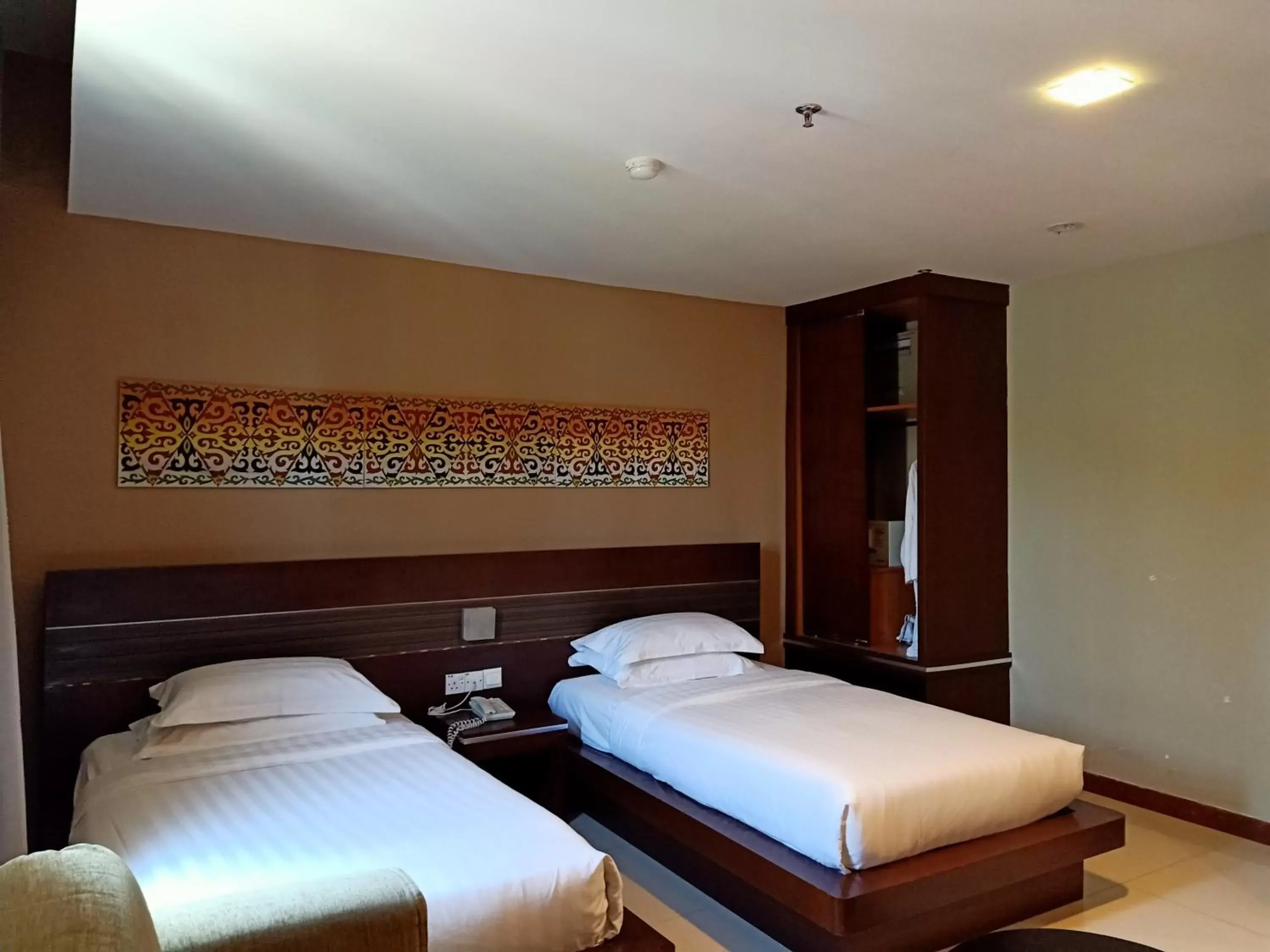 Bedroom, Bed in Kinabalu Daya Hotel