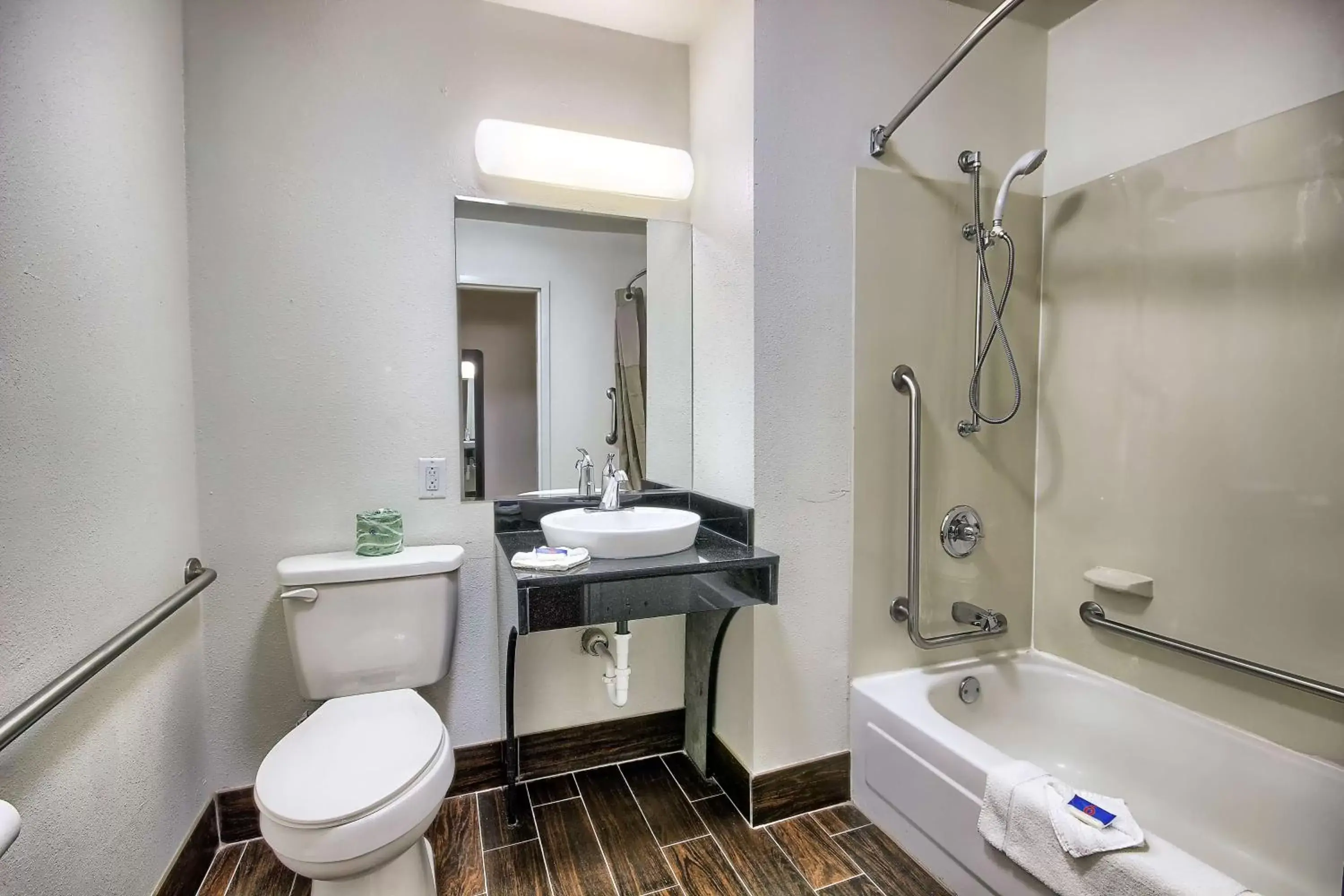 Shower, Bathroom in Motel 6-Columbus, OH - West