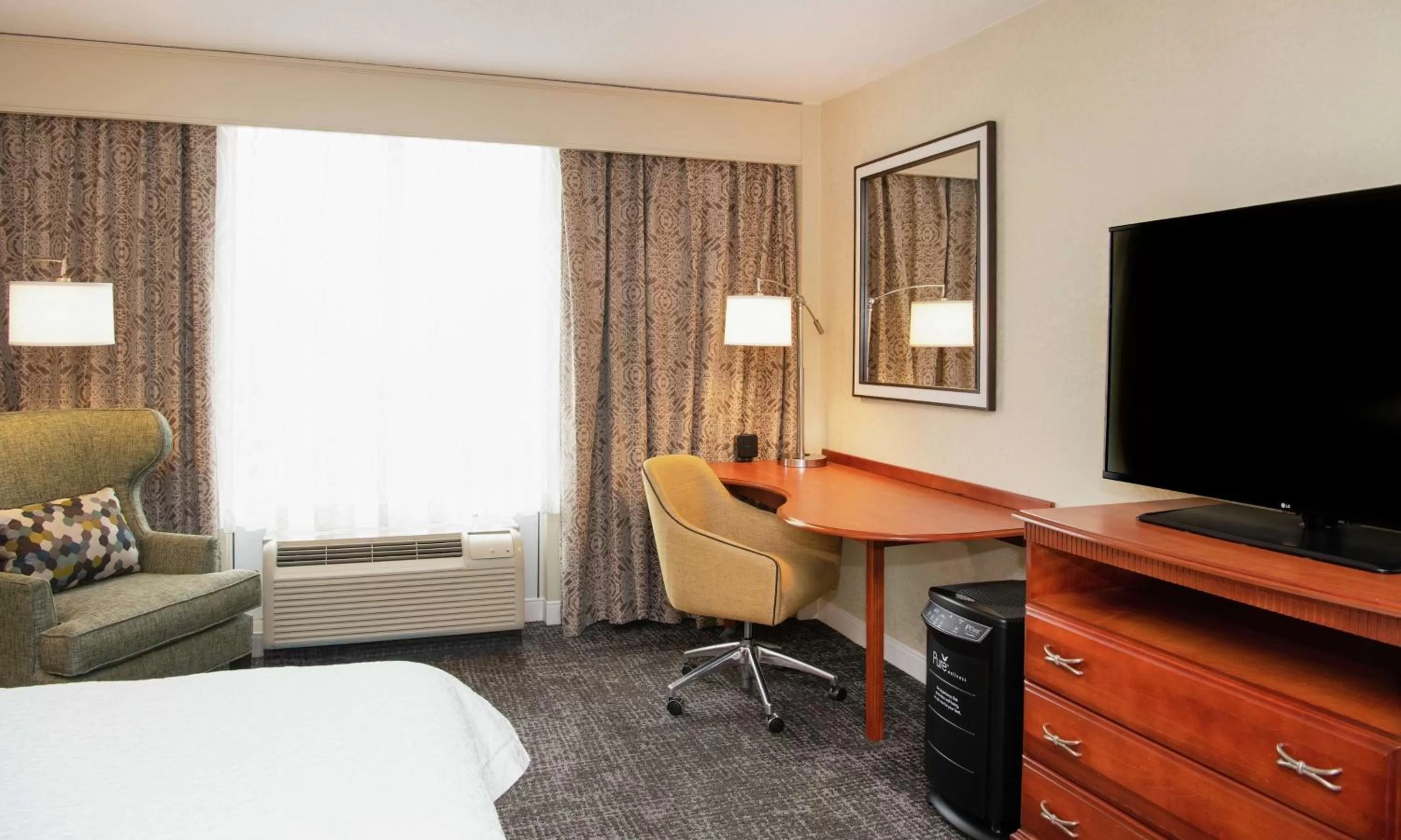 Bedroom, Bed in Hampton Inn Parsippany