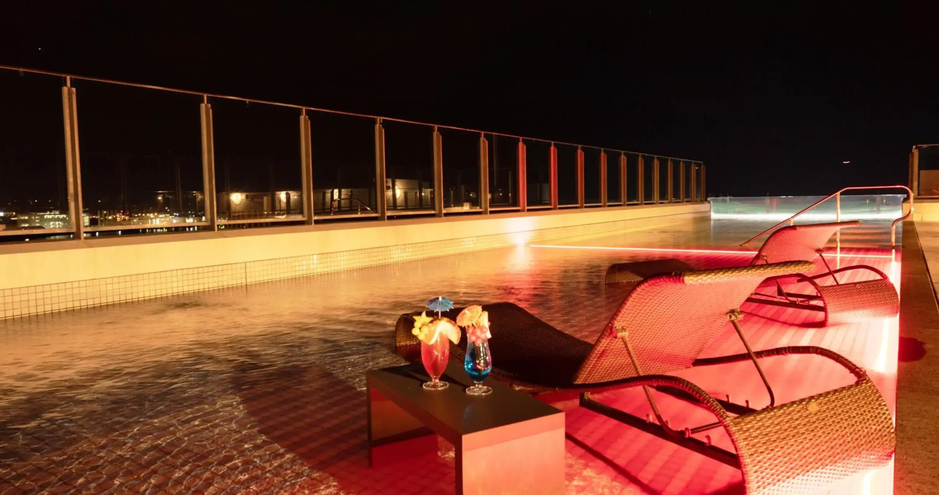 Swimming pool in HOTEL SANSUI NAHA　Ryukyu Hot Spring Naminoueyu