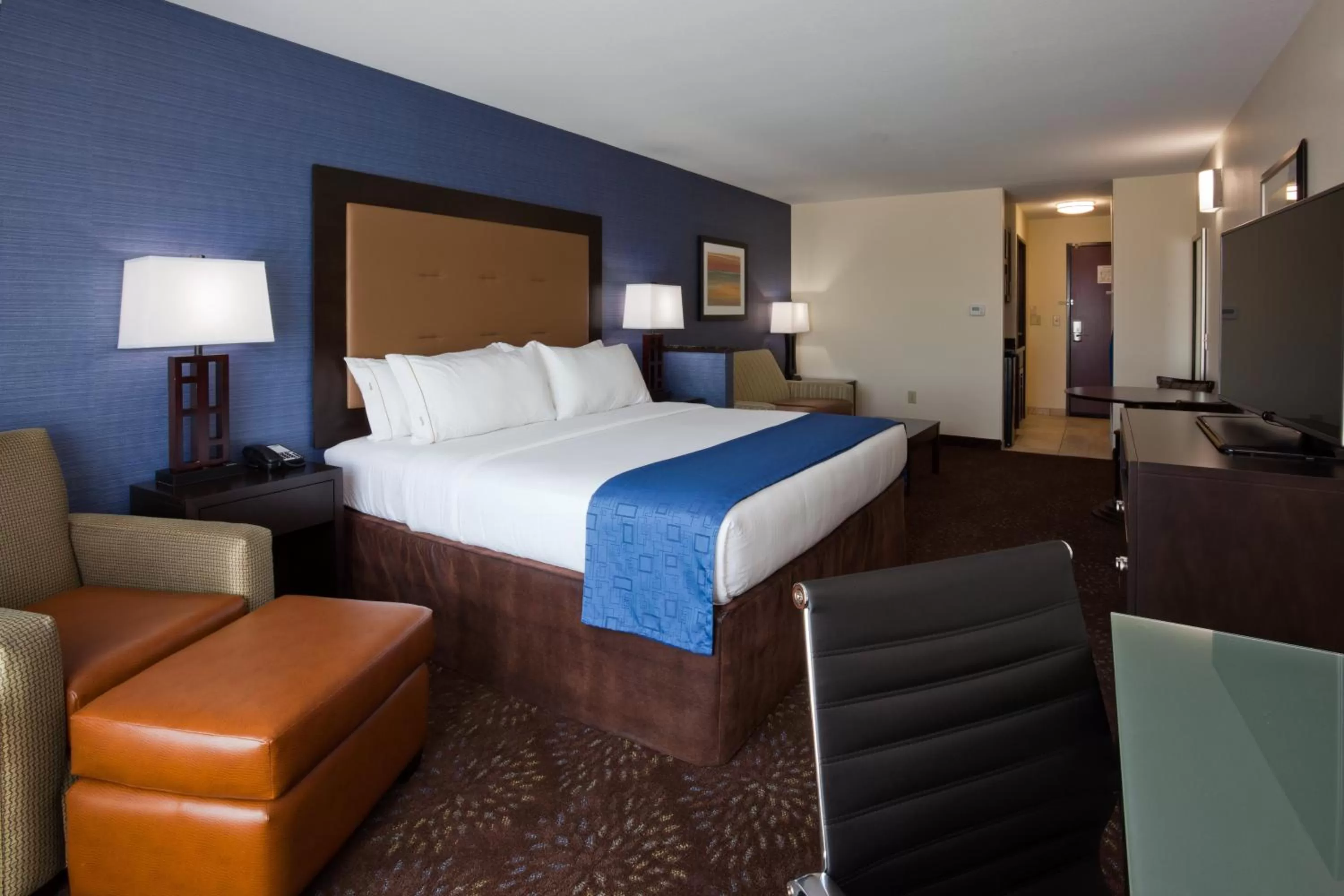 Photo of the whole room, Bed in Holiday Inn Express & Suites Fort Dodge by IHG