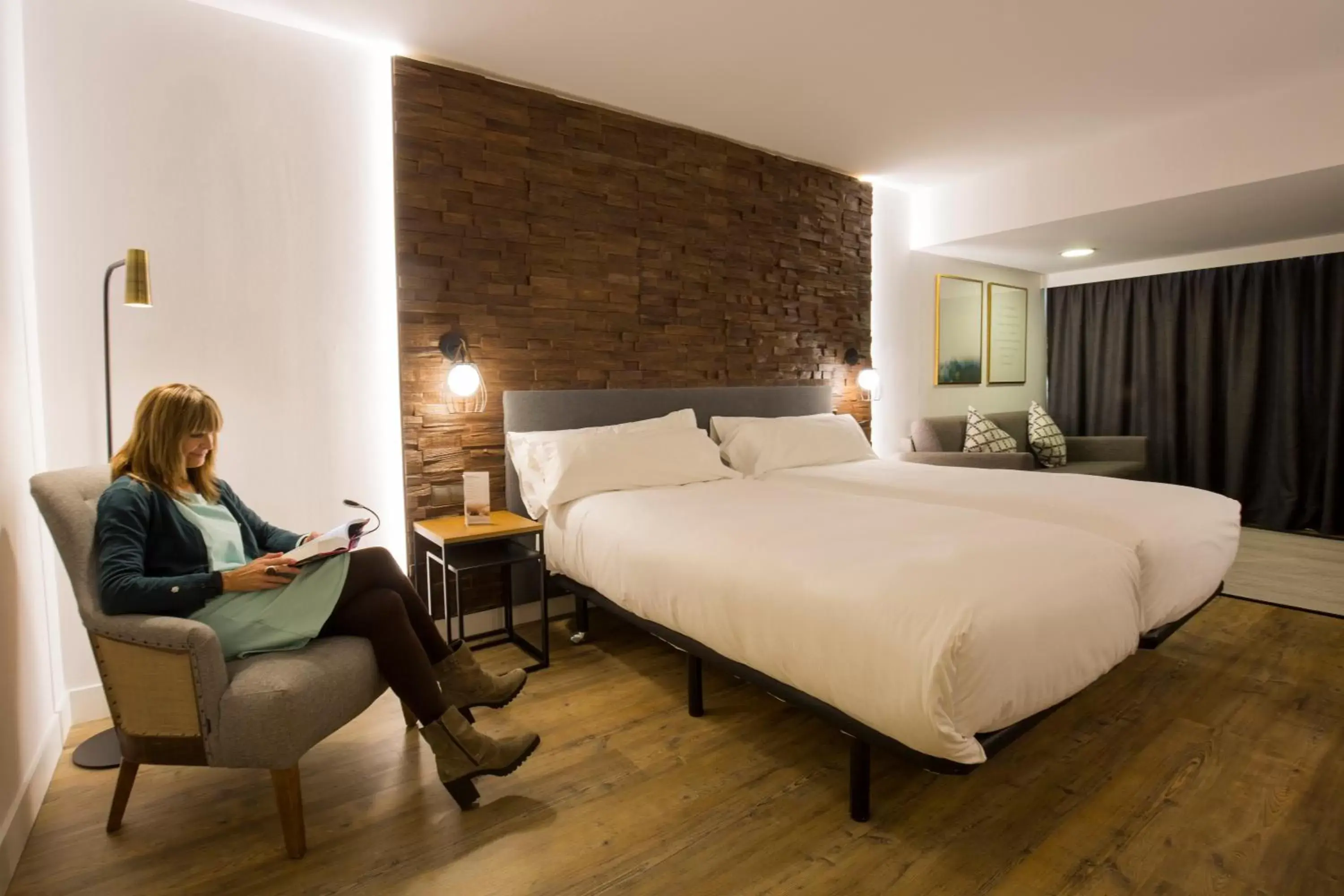 Staff, Bed in Yomo Centric Staff, Bed in Yomo Centric