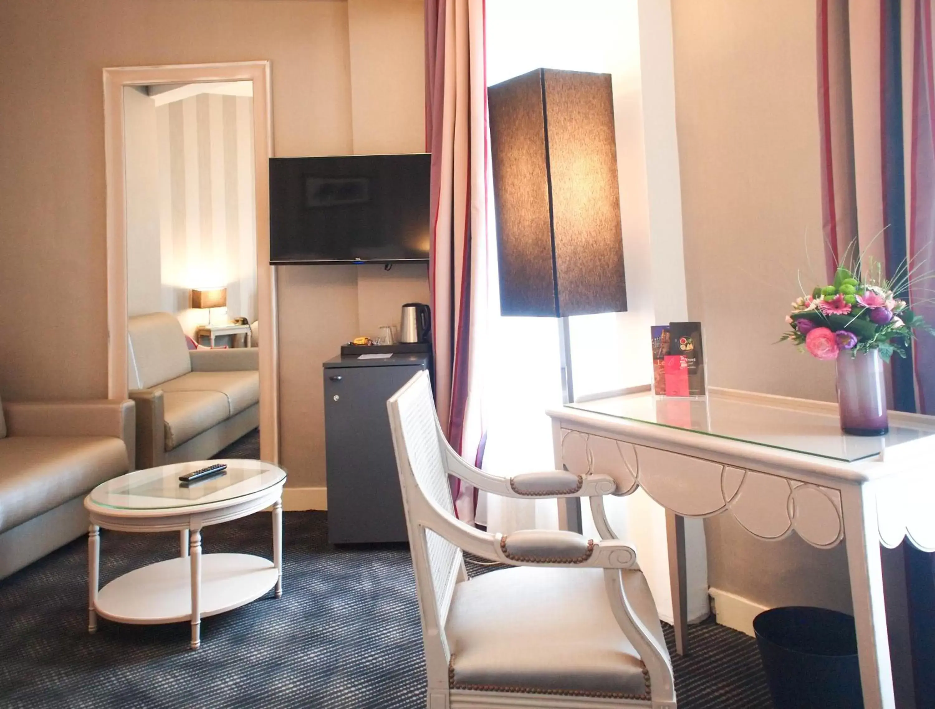 Bedroom, Lounge/Bar in Hôtel Concordia Le Mans Centre Gare