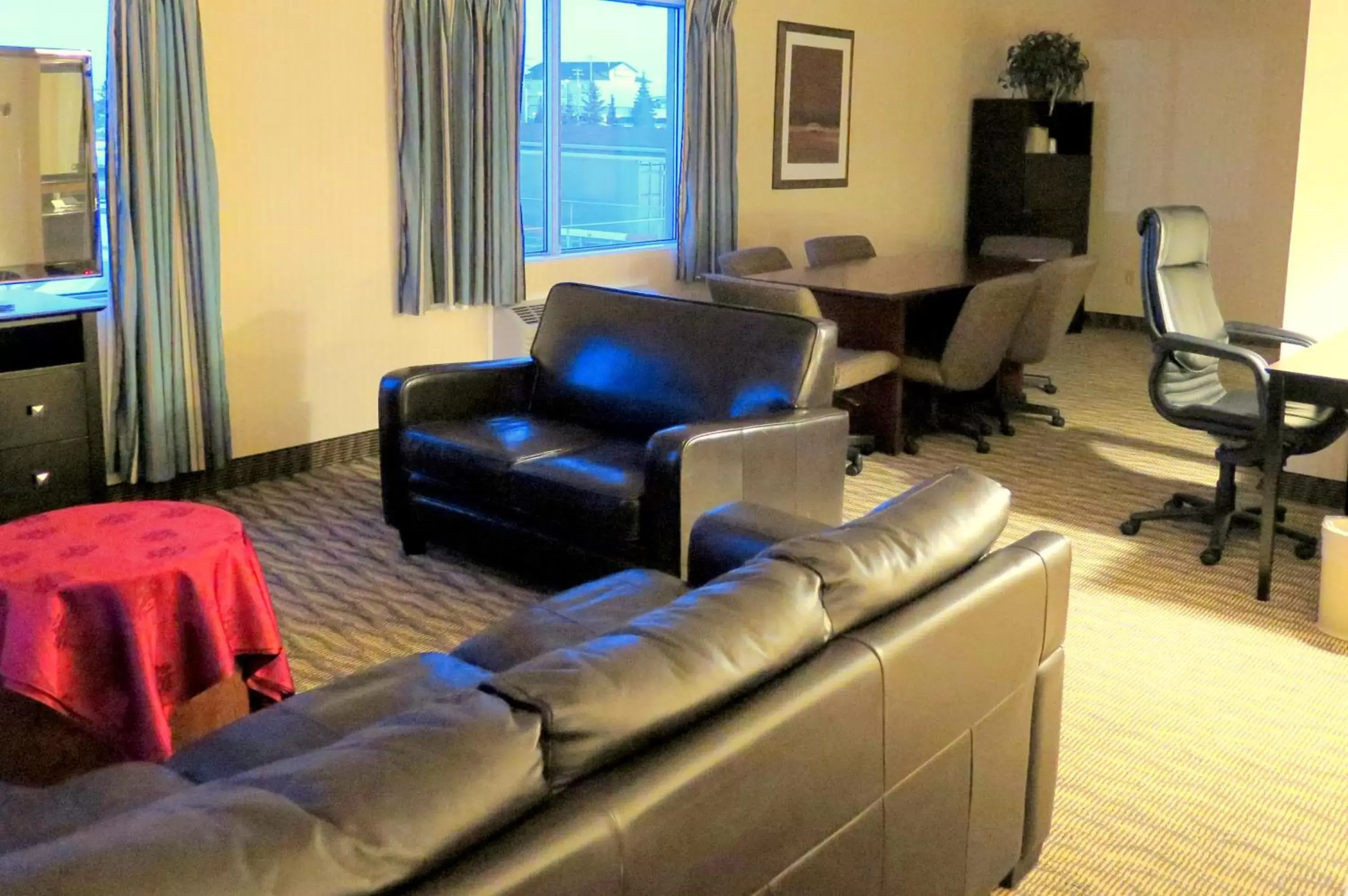 Living room, Seating Area in Coast Nisku Inn & Conference Centre