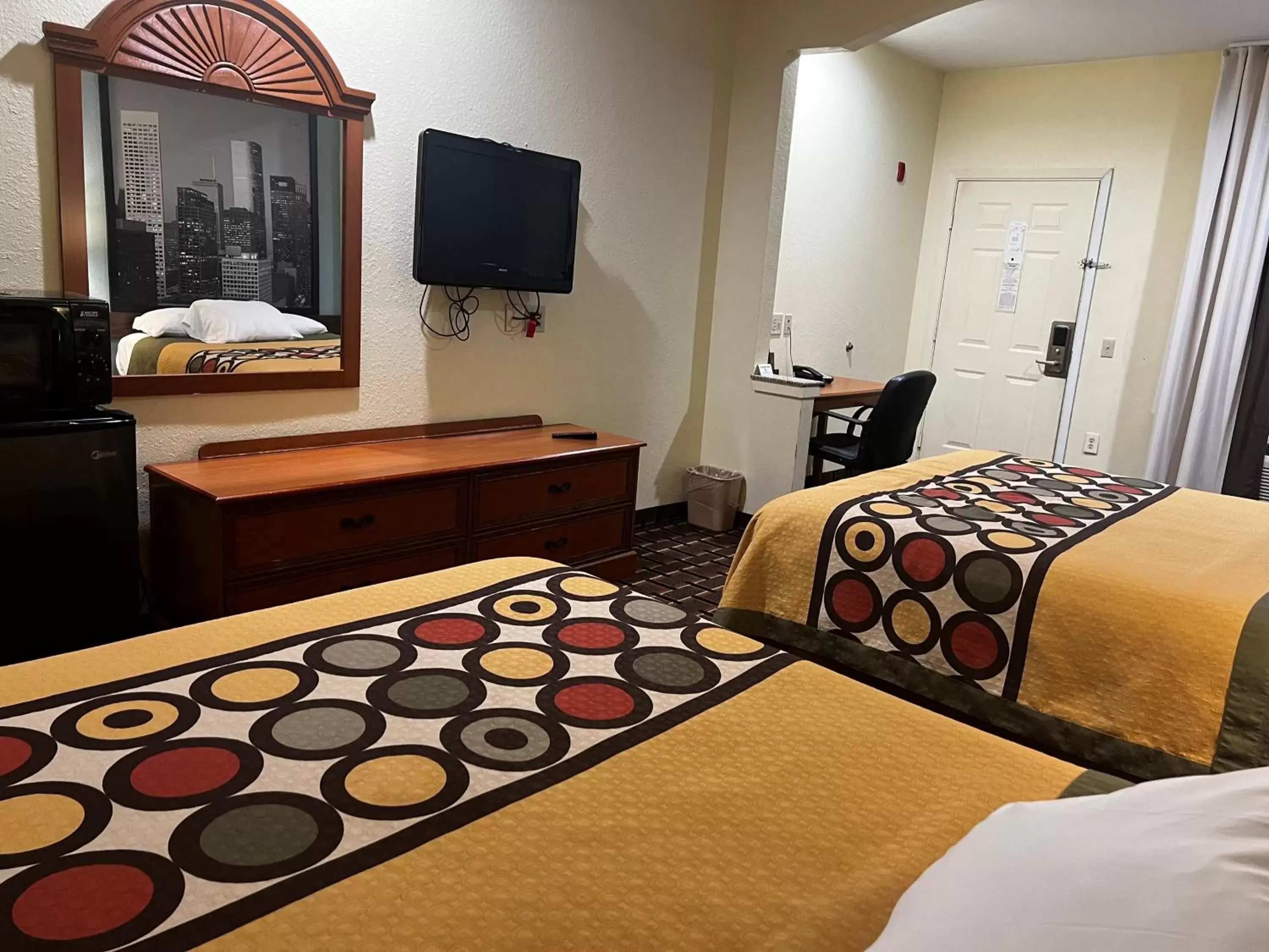 TV and multimedia, Bed in Super 8 by Wyndham Stafford Sugarland Area