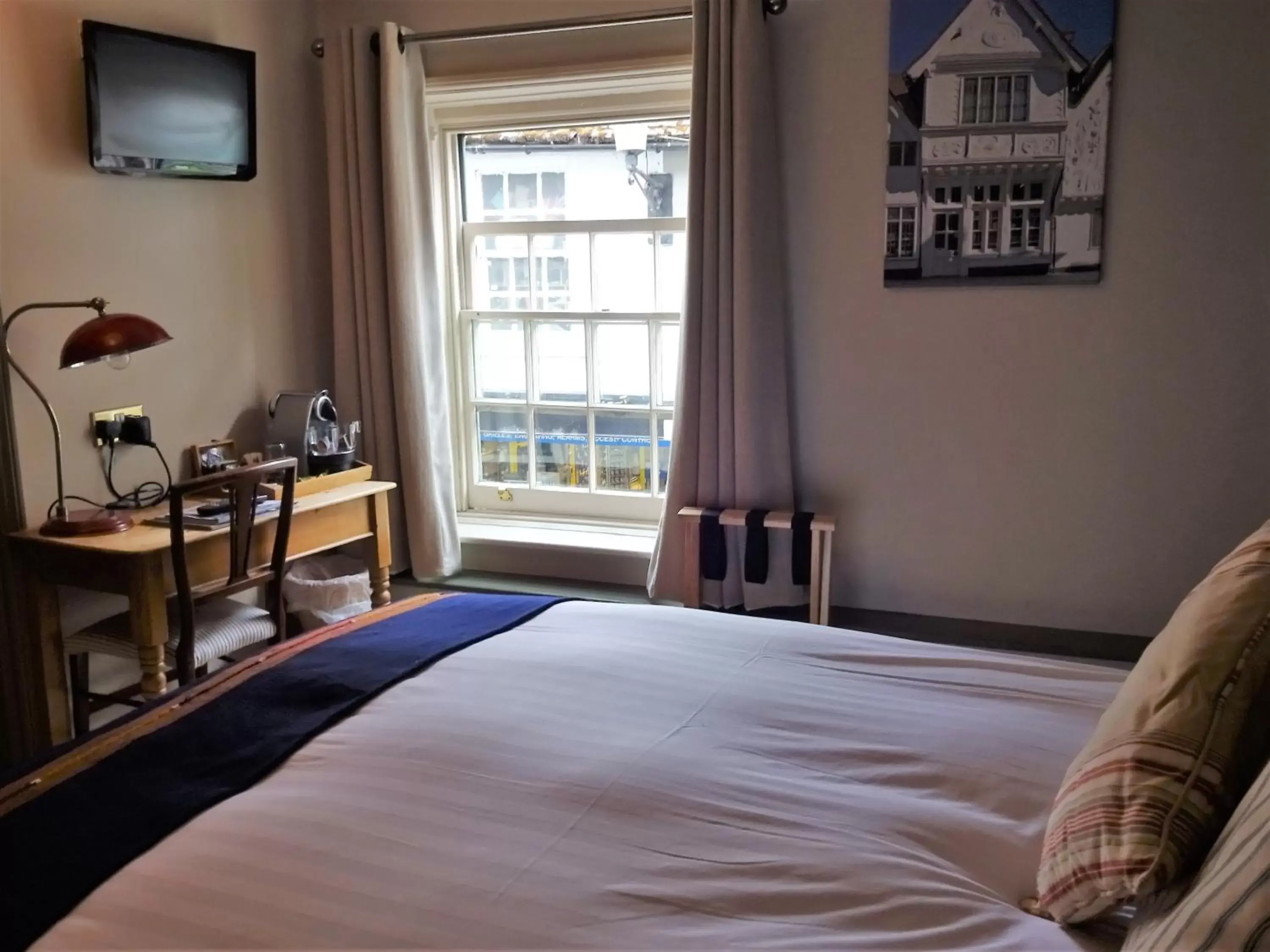 View (from property/room), Bed in The Cross Keys