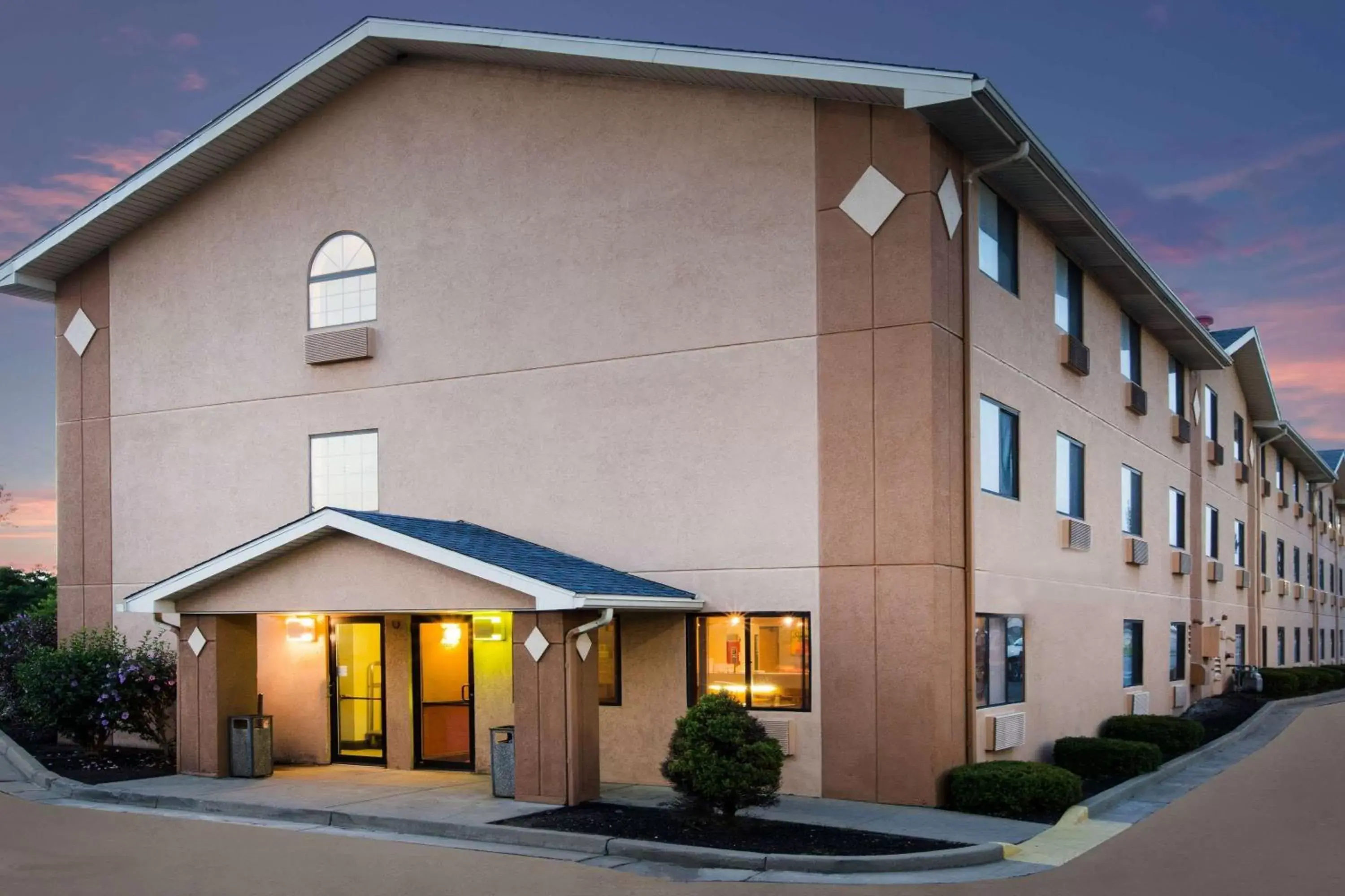 Property building in Super 8 by Wyndham Beckley Property building in Super 8 by Wyndham Beckley