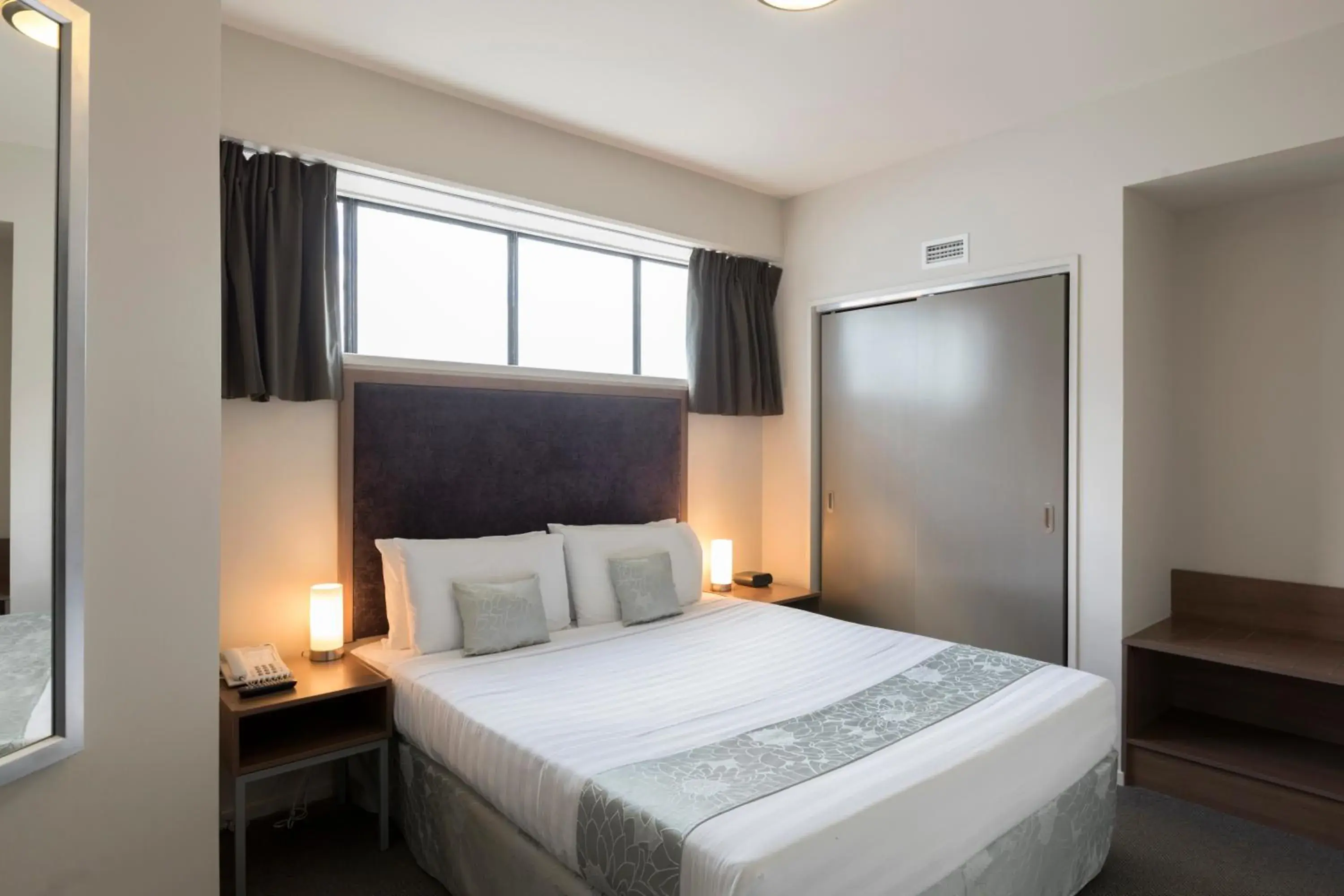 Bed in Quality Suites Central Square Bed in Quality Suites Central Square