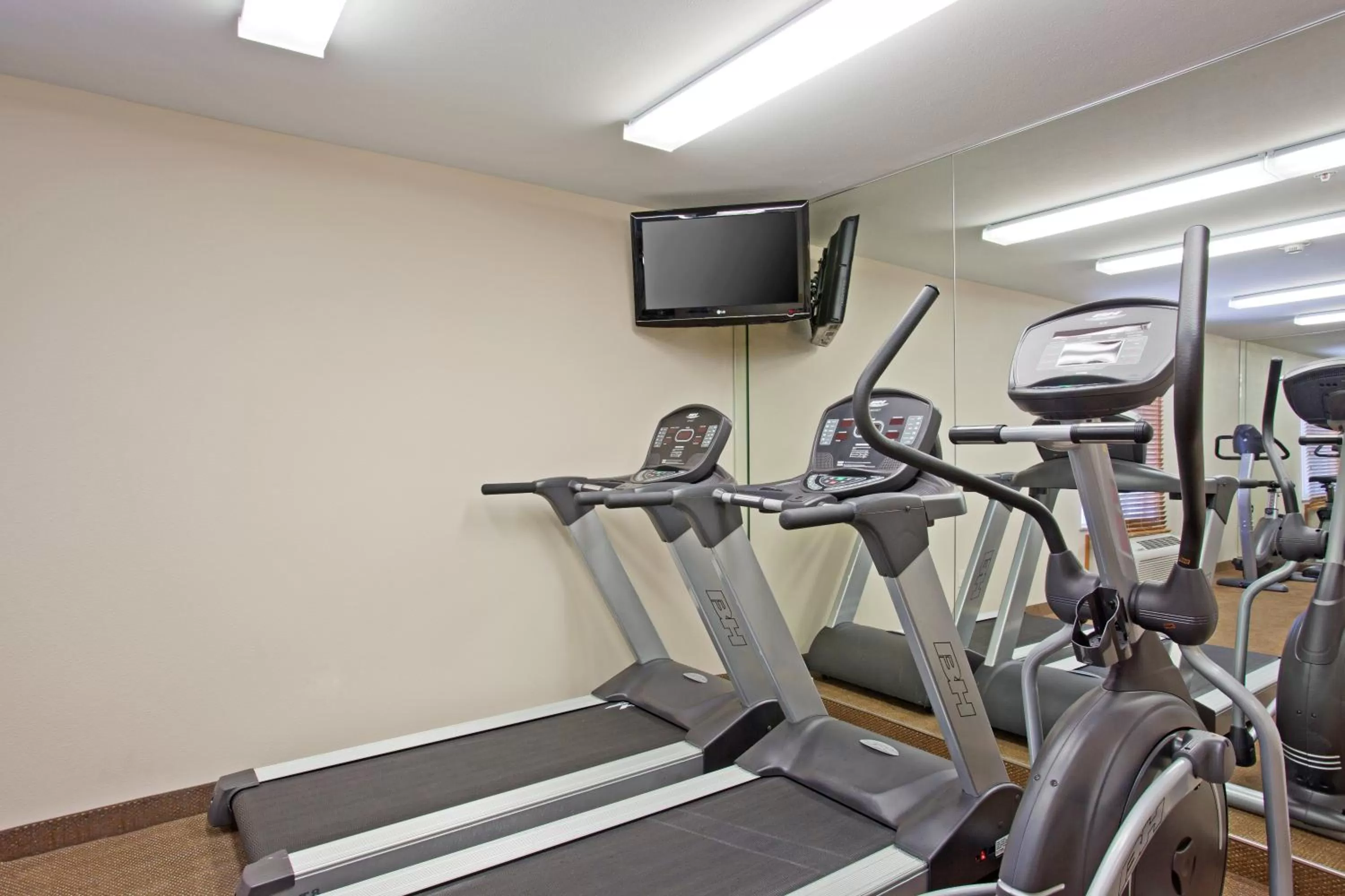 Fitness centre/facilities in Candlewood Suites Santa Maria by IHG