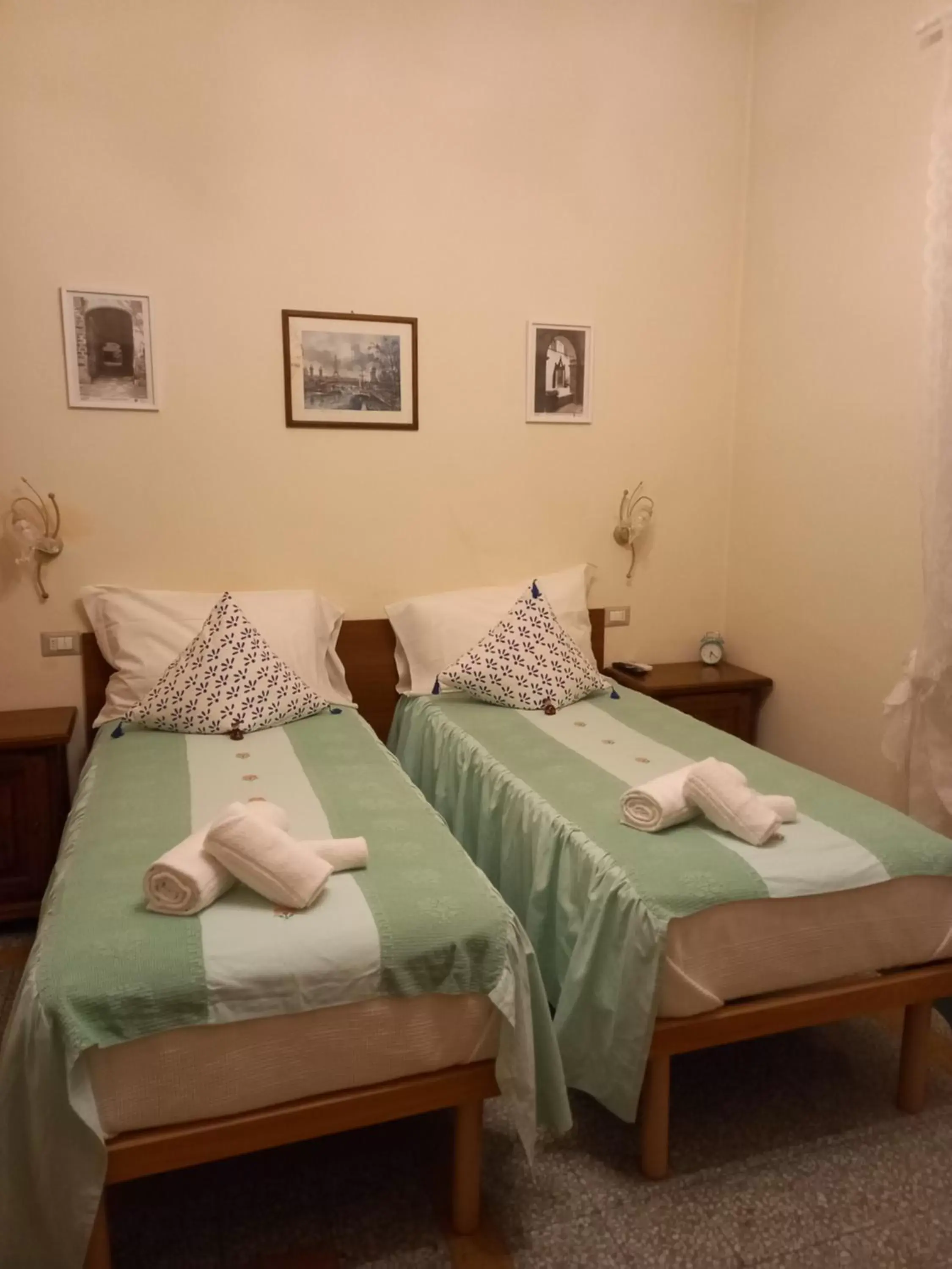 Bed in BnB Villa Melany vicino Centro