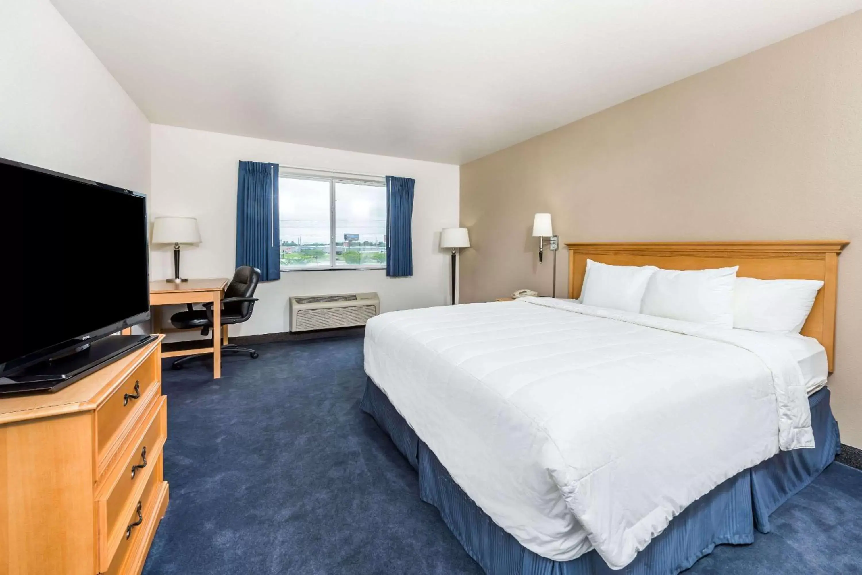 Photo of the whole room, Bed in Baymont by Wyndham Indianapolis Northeast