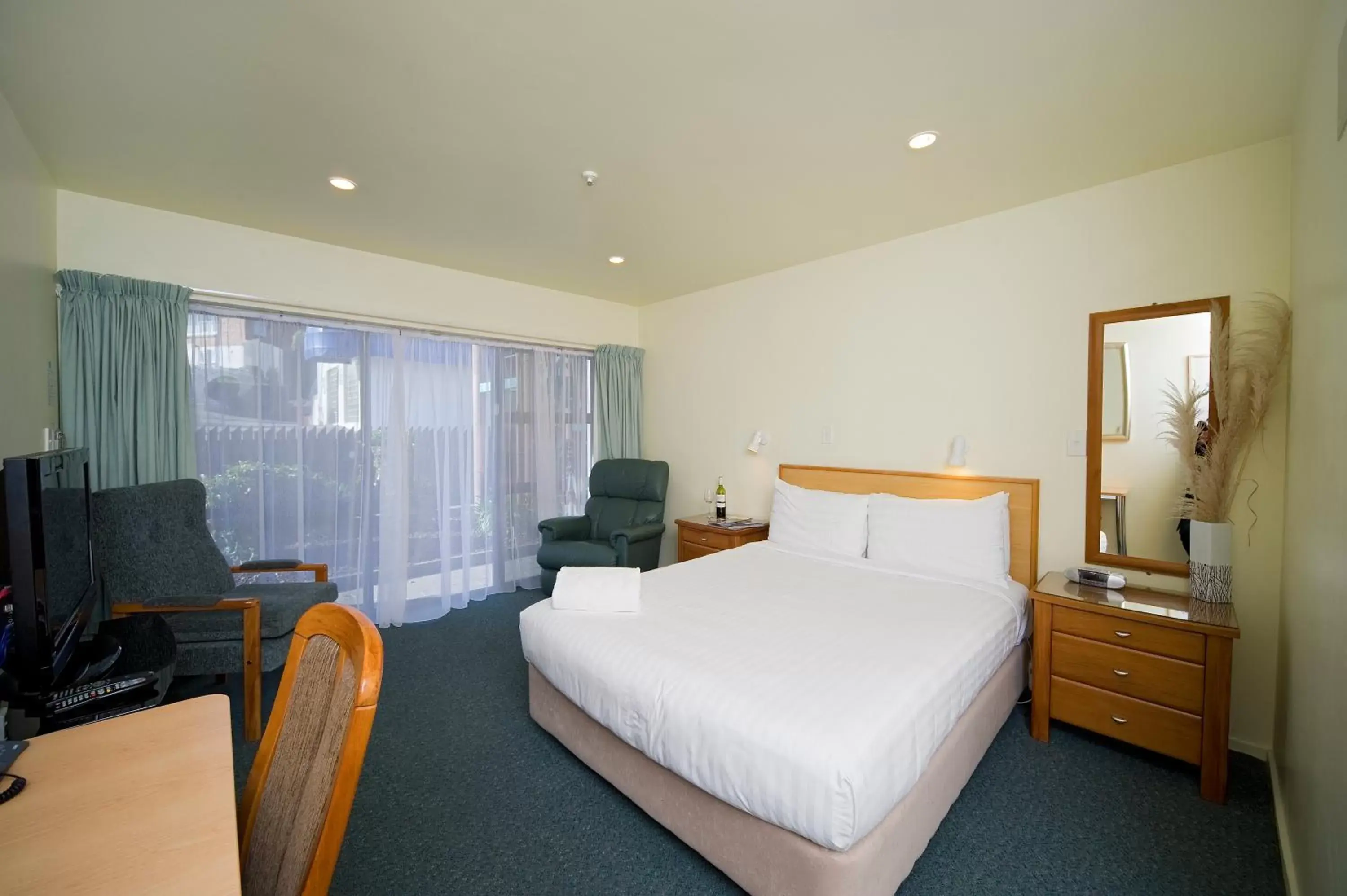 Photo of the whole room, Bed in Best Western Ellerslie International Hotel