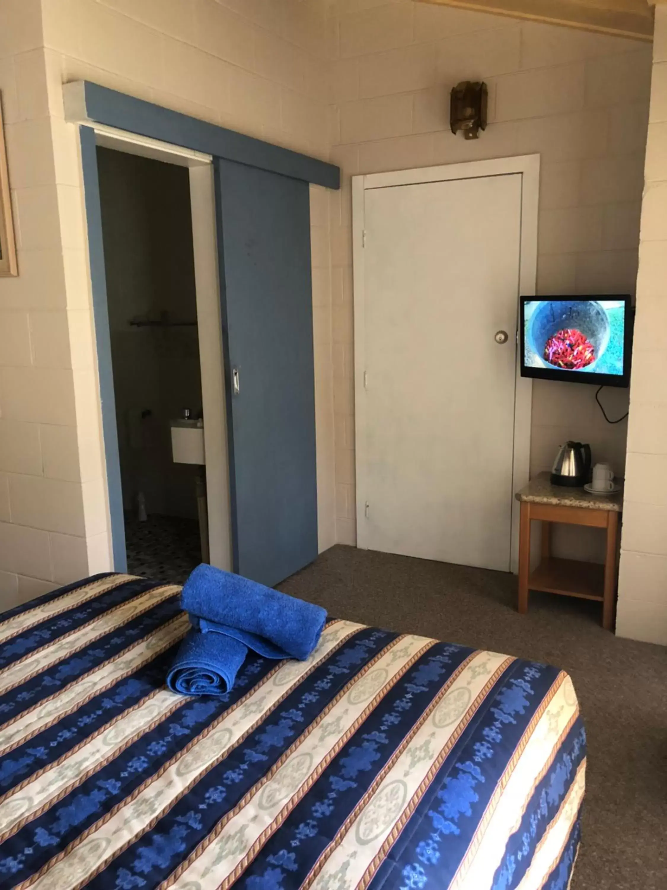 Photo of the whole room, Bed in Breeze Inn 13 Princes Highway, Ulladulla