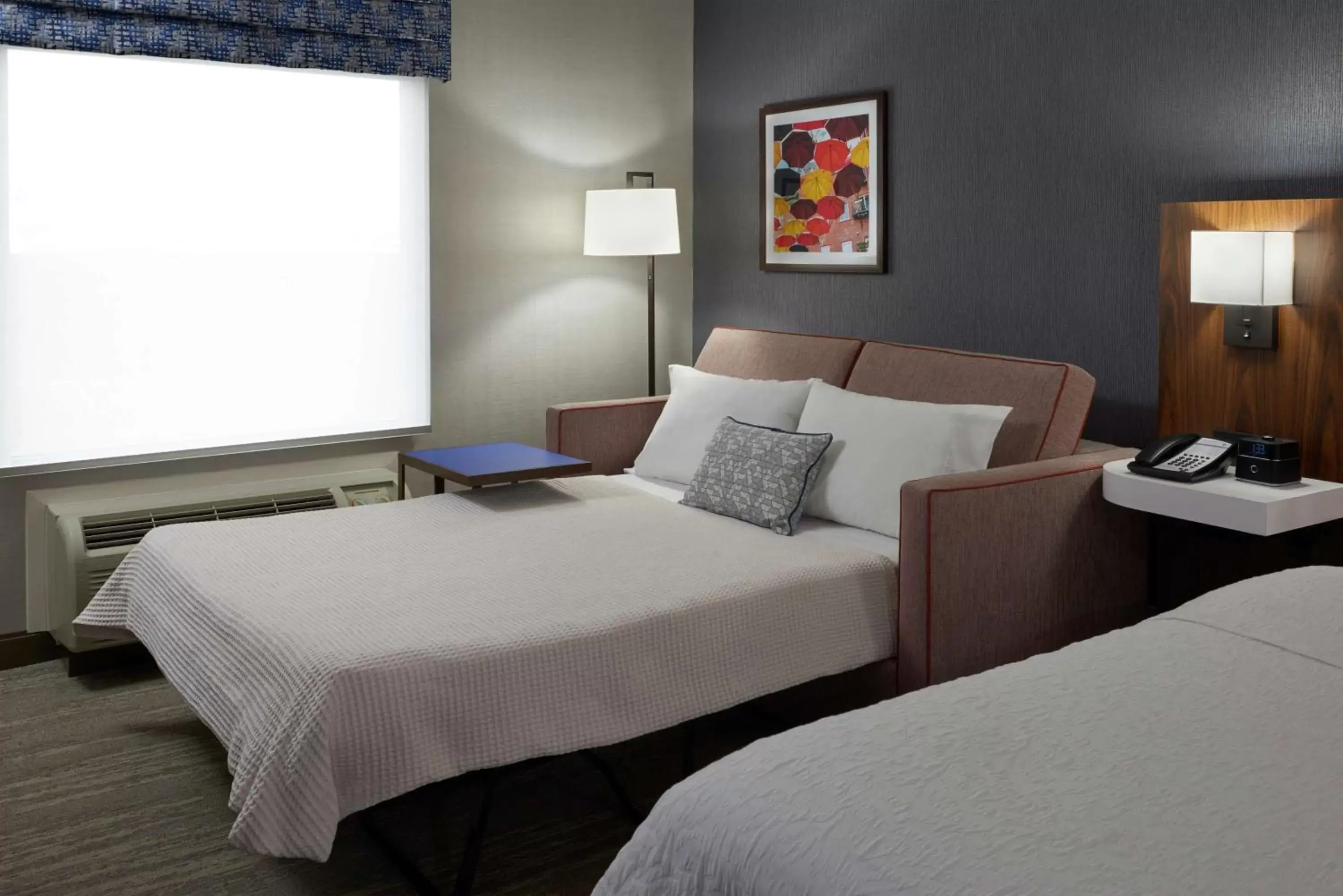 Living room, Bed in Hampton Inn & Suites Montreal-Dorval