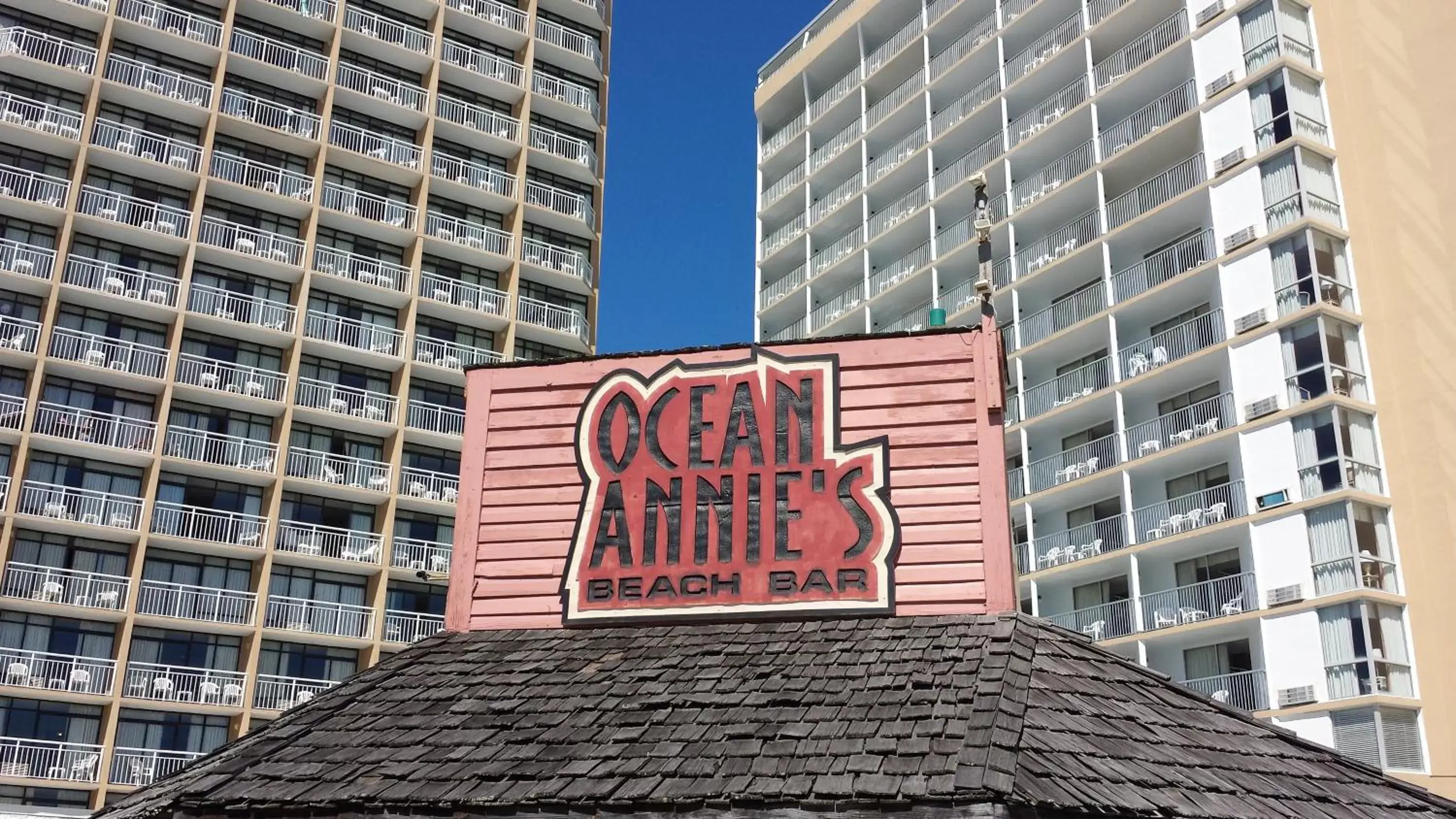 Lounge or bar in Ocean Annie's Resorts