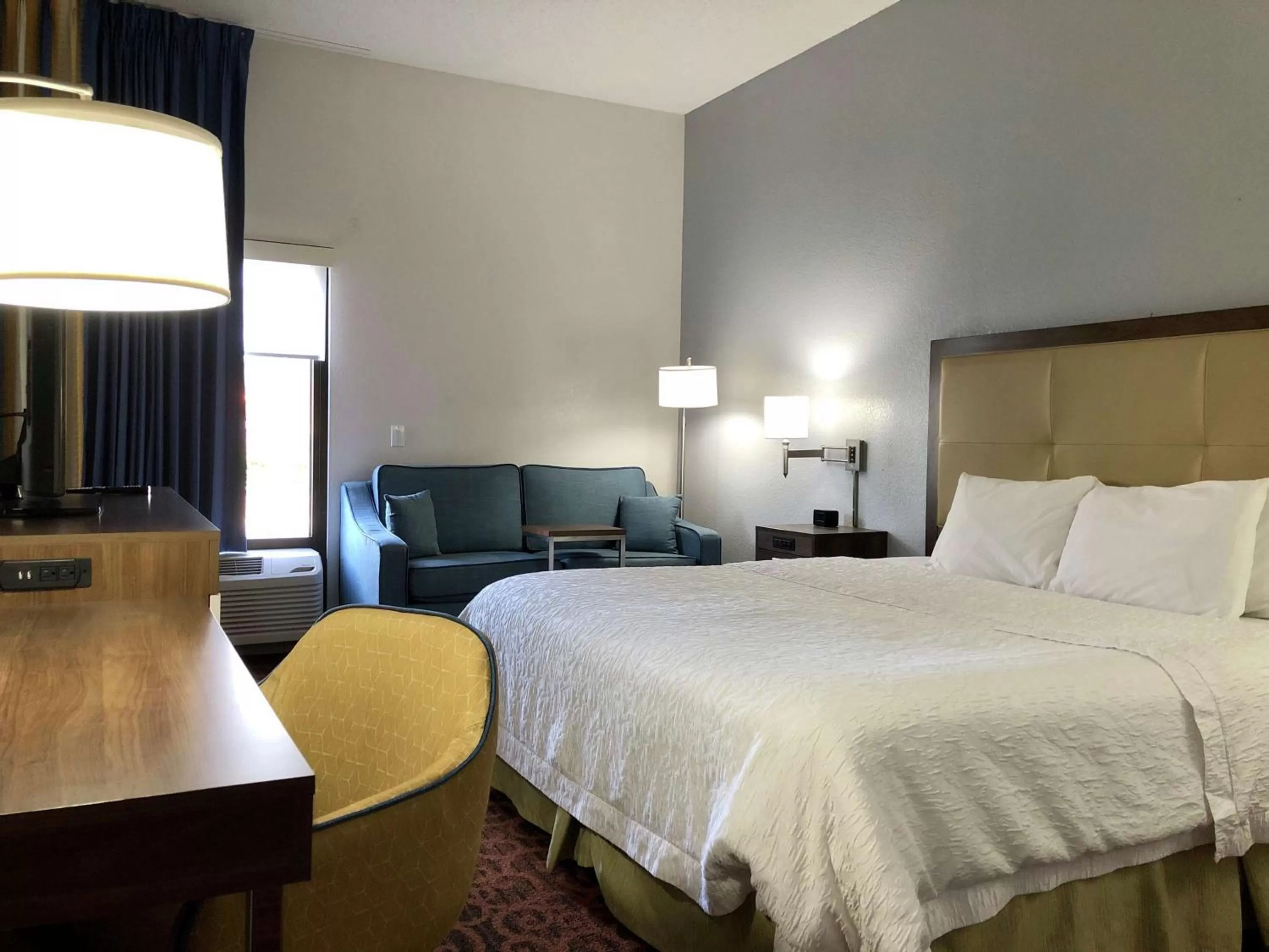 Bedroom, Bed in Hampton Inn by Hilton Spring Hill