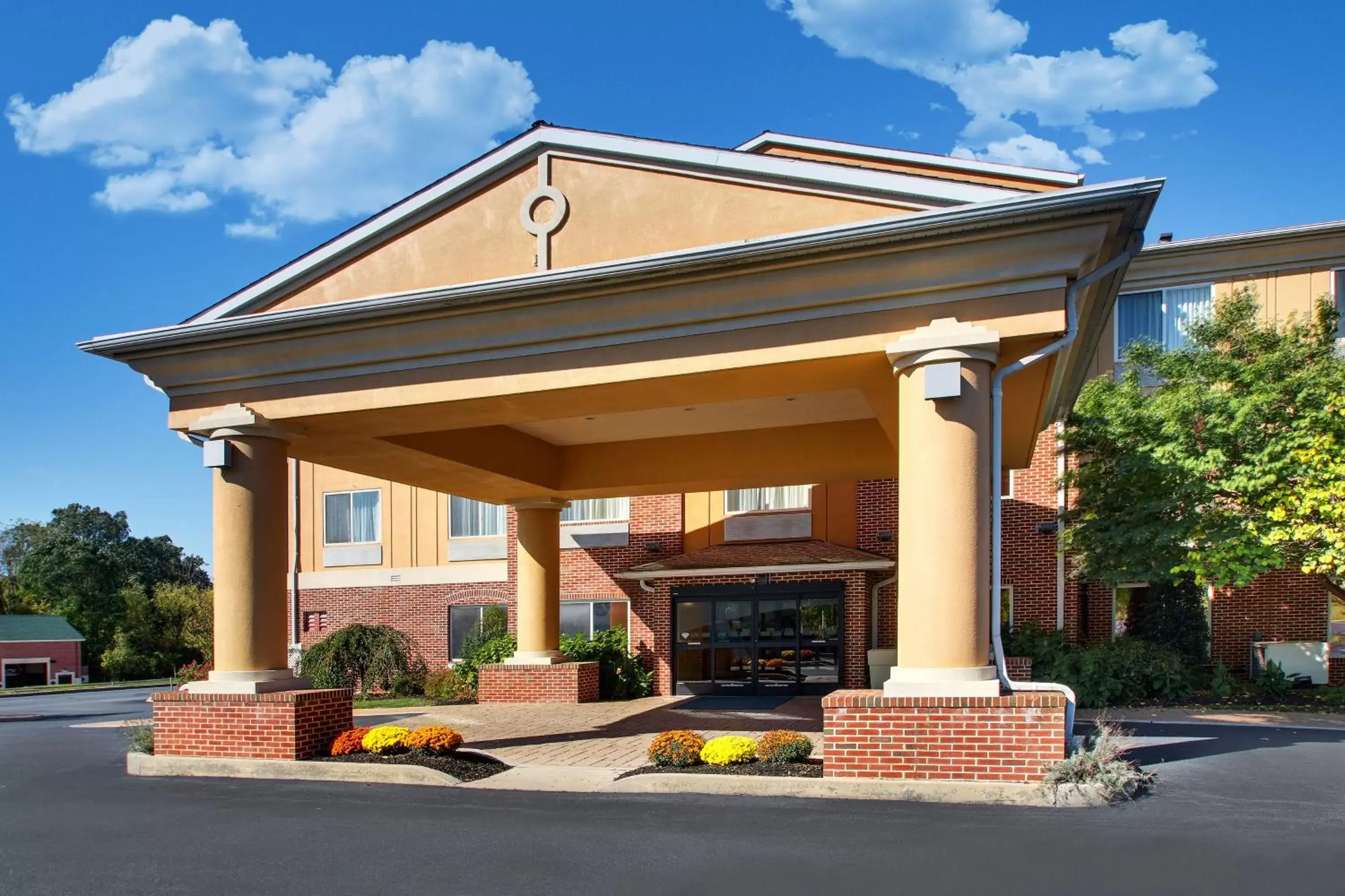 Property Building in Holiday Inn Express Hotel & Suites Lancaster-Lititz, an IHG Hotel