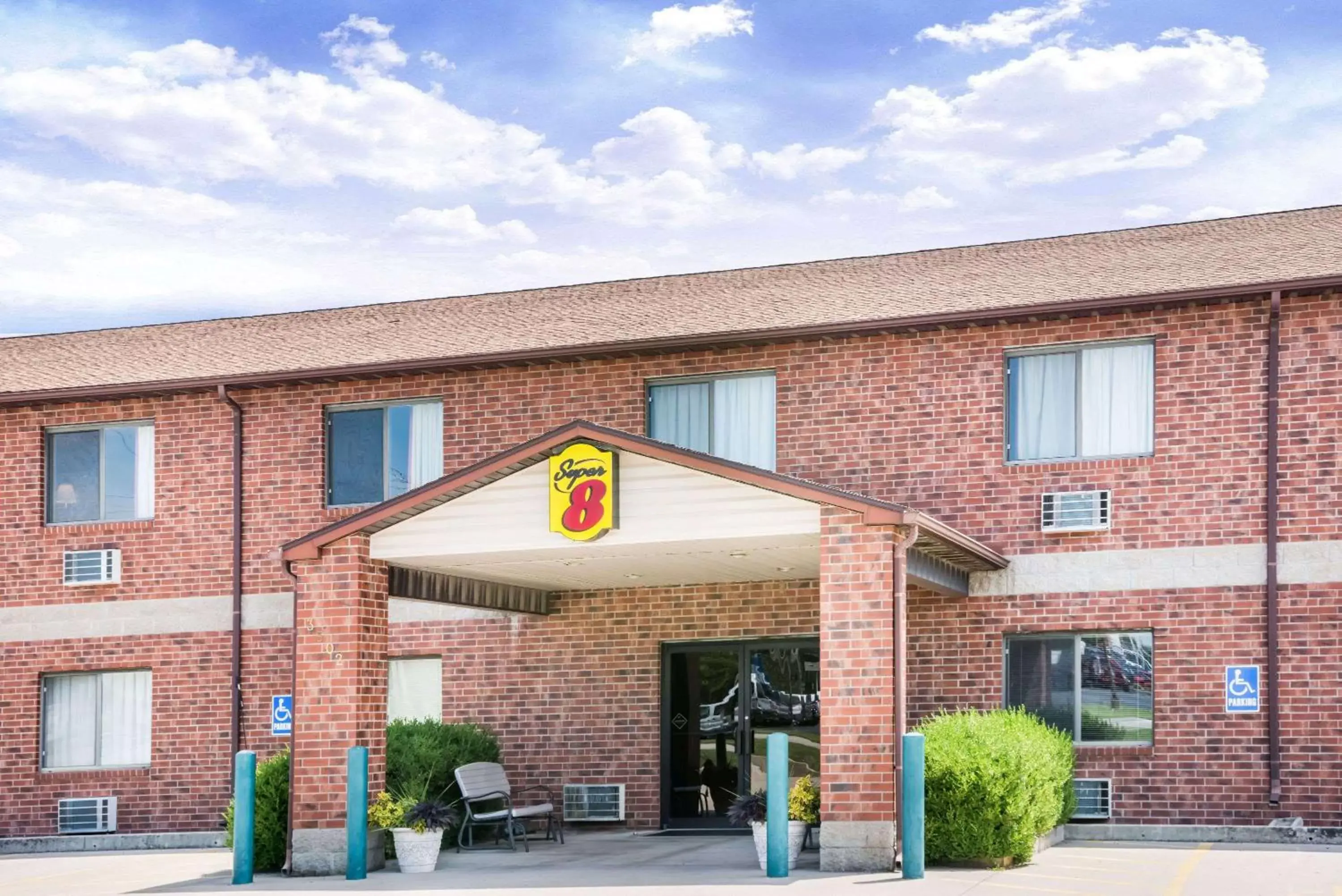 Property building in Super 8 by Wyndham Chanute Property building in Super 8 by Wyndham Chanute