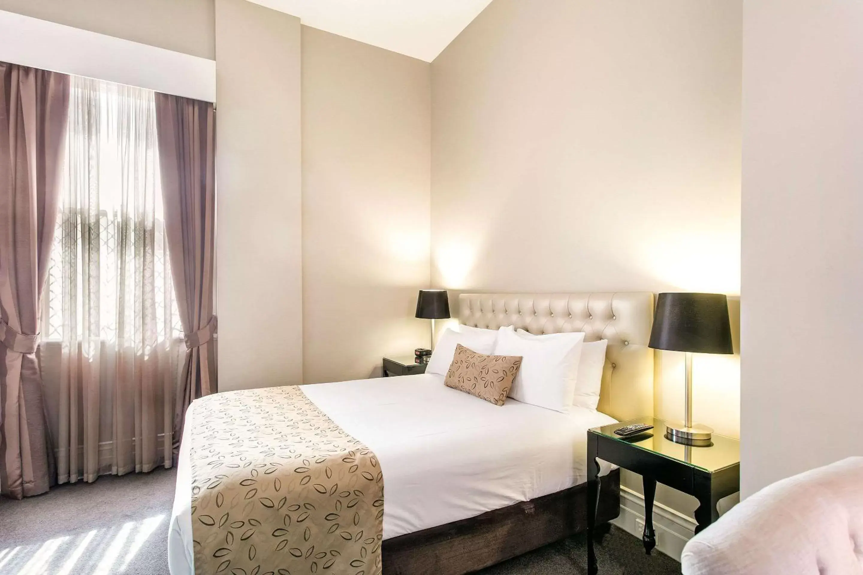 Bedroom, Bed in Quality Inn The George Hotel Ballarat