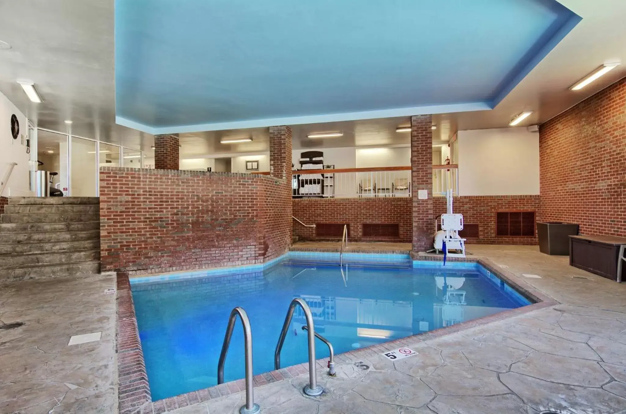 Swimming Pool in Omni Charlottesville Hotel