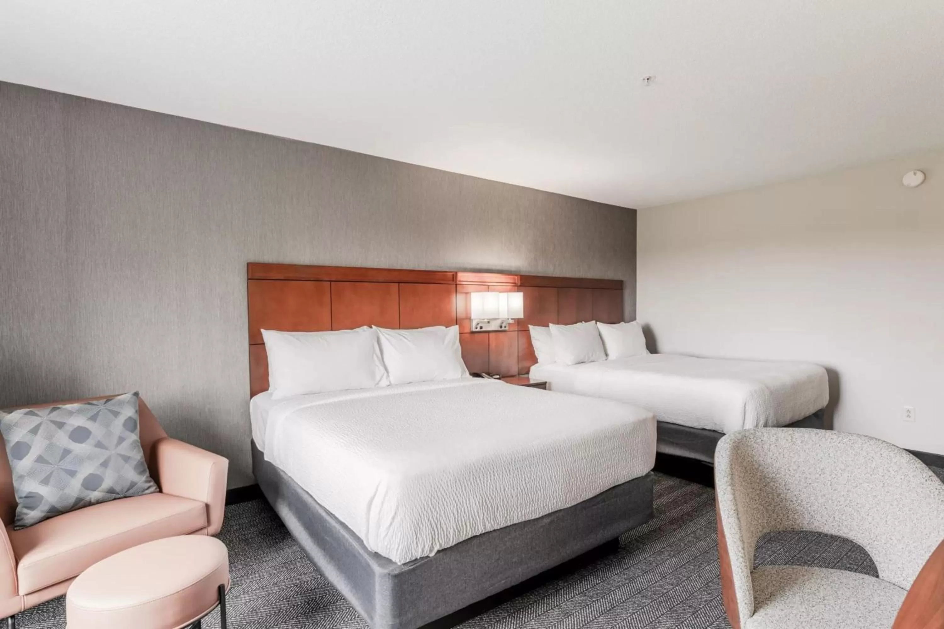 King Room with Sofa Bed and Adapted Tub - Mobility and Hearing Accessible in Courtyard Burlington Williston