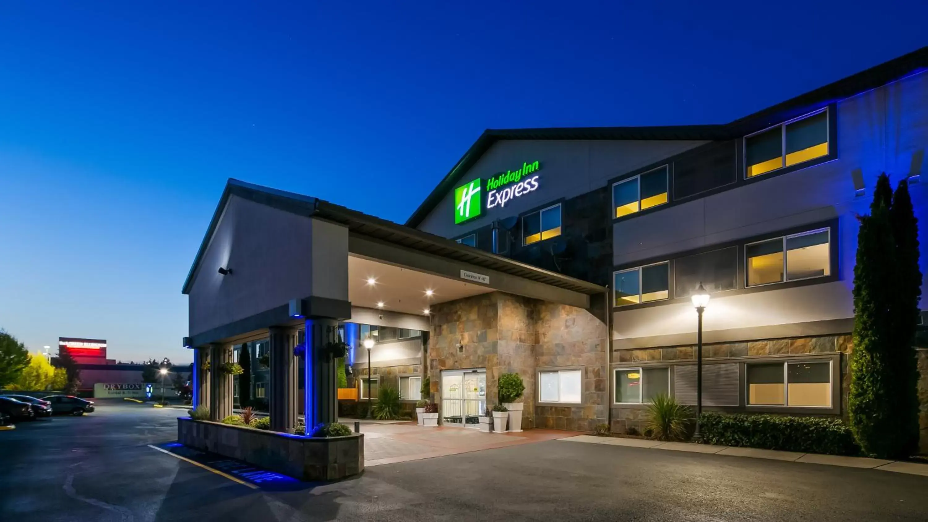 Property Building in Holiday Inn Express Hotel & Suites Everett, an IHG Hotel