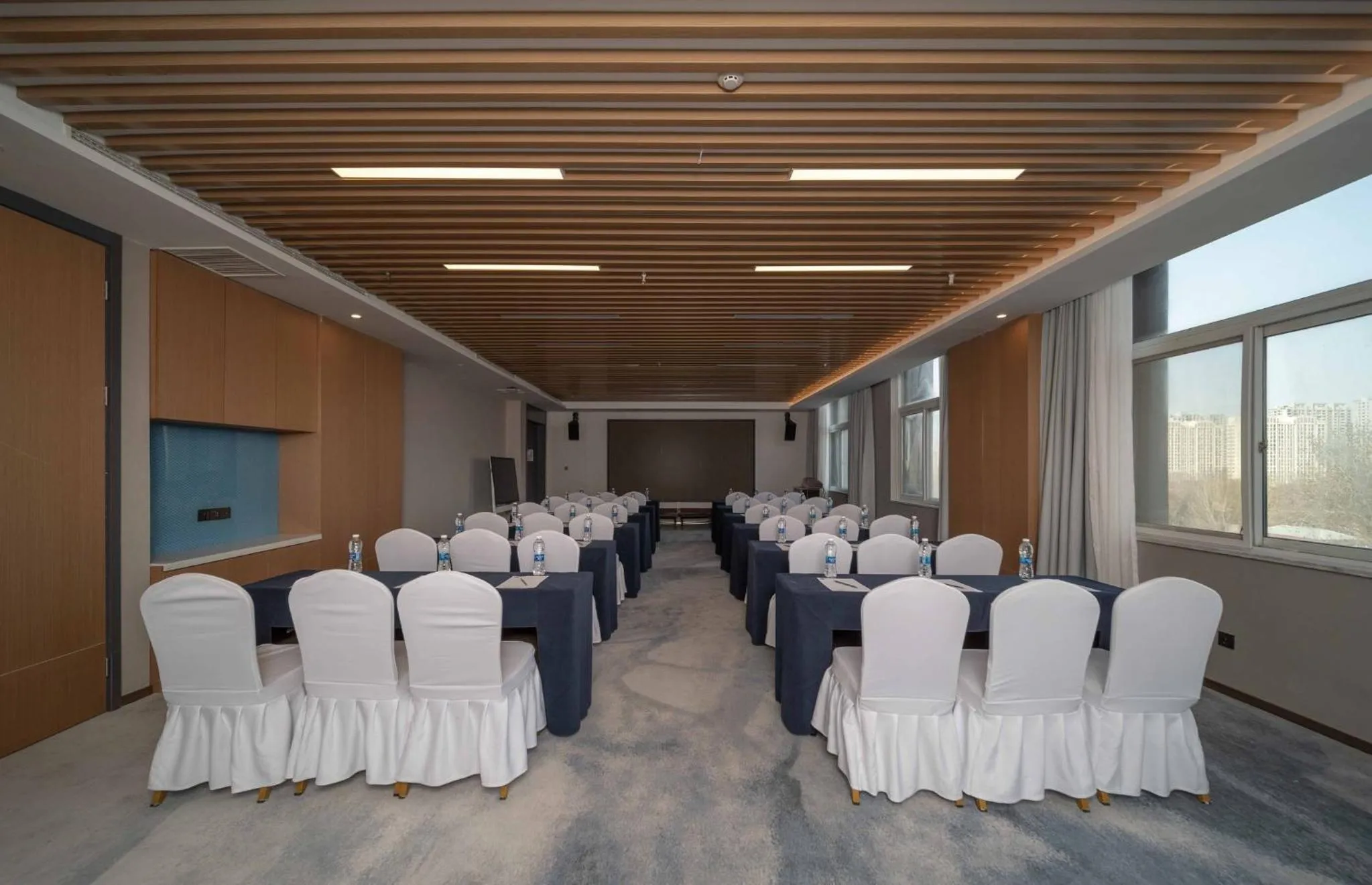 Meeting/conference room in Holiday Inn Express Zhengzhou Guancheng by IHG