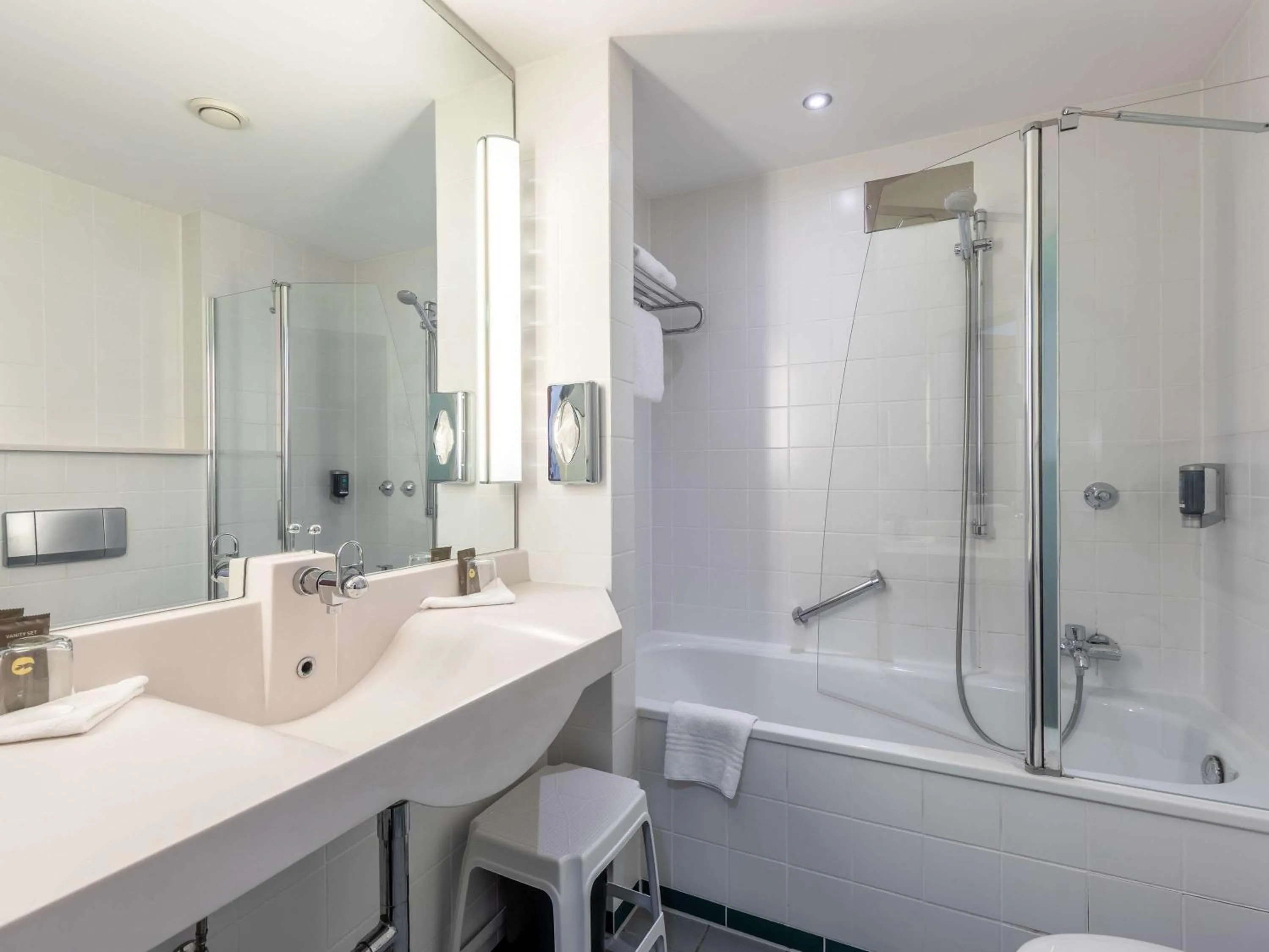 Photo of the whole room, Bathroom in Novotel Mainz