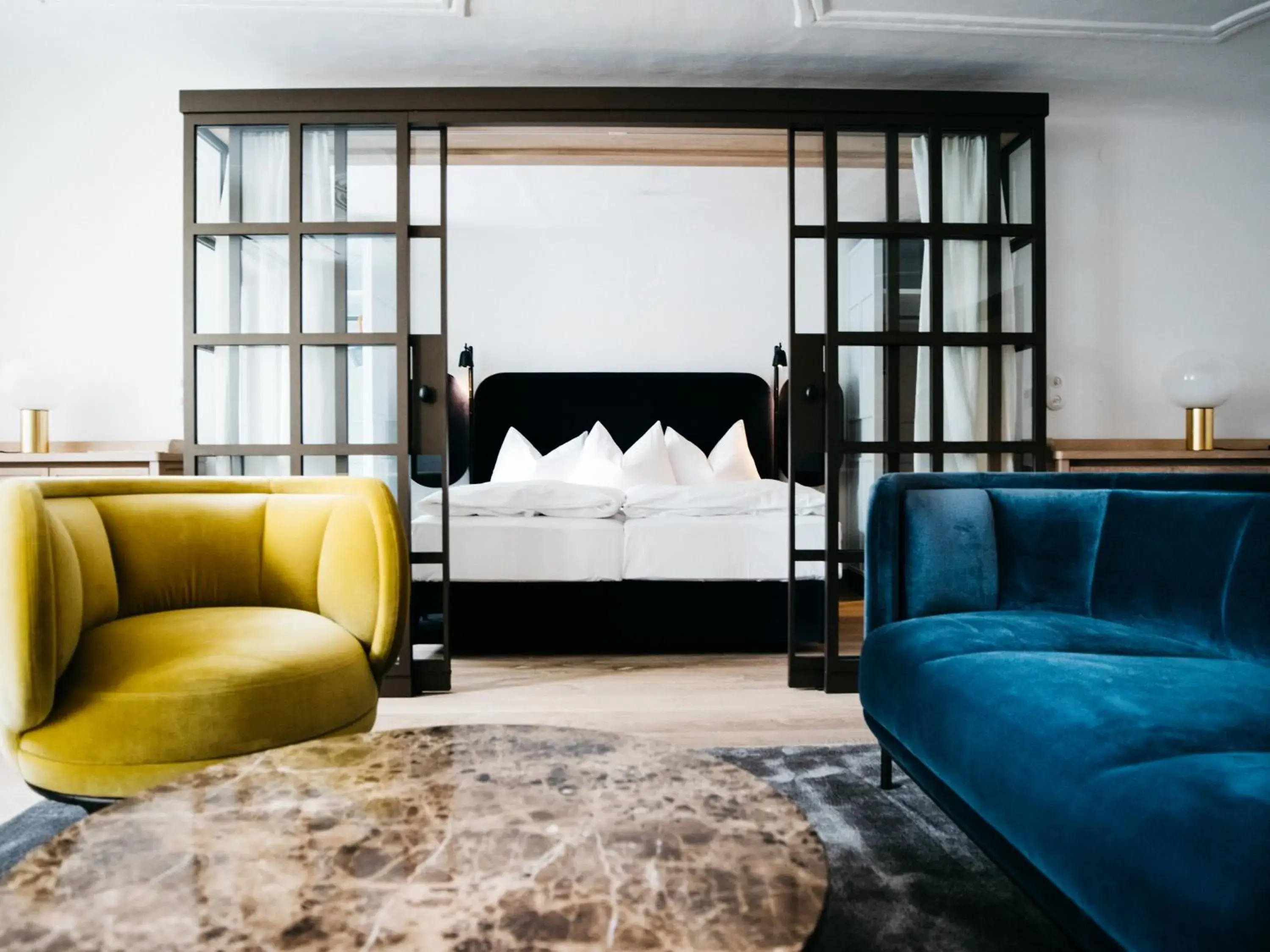 Living room, Bed in Arthotel Blaue Gans