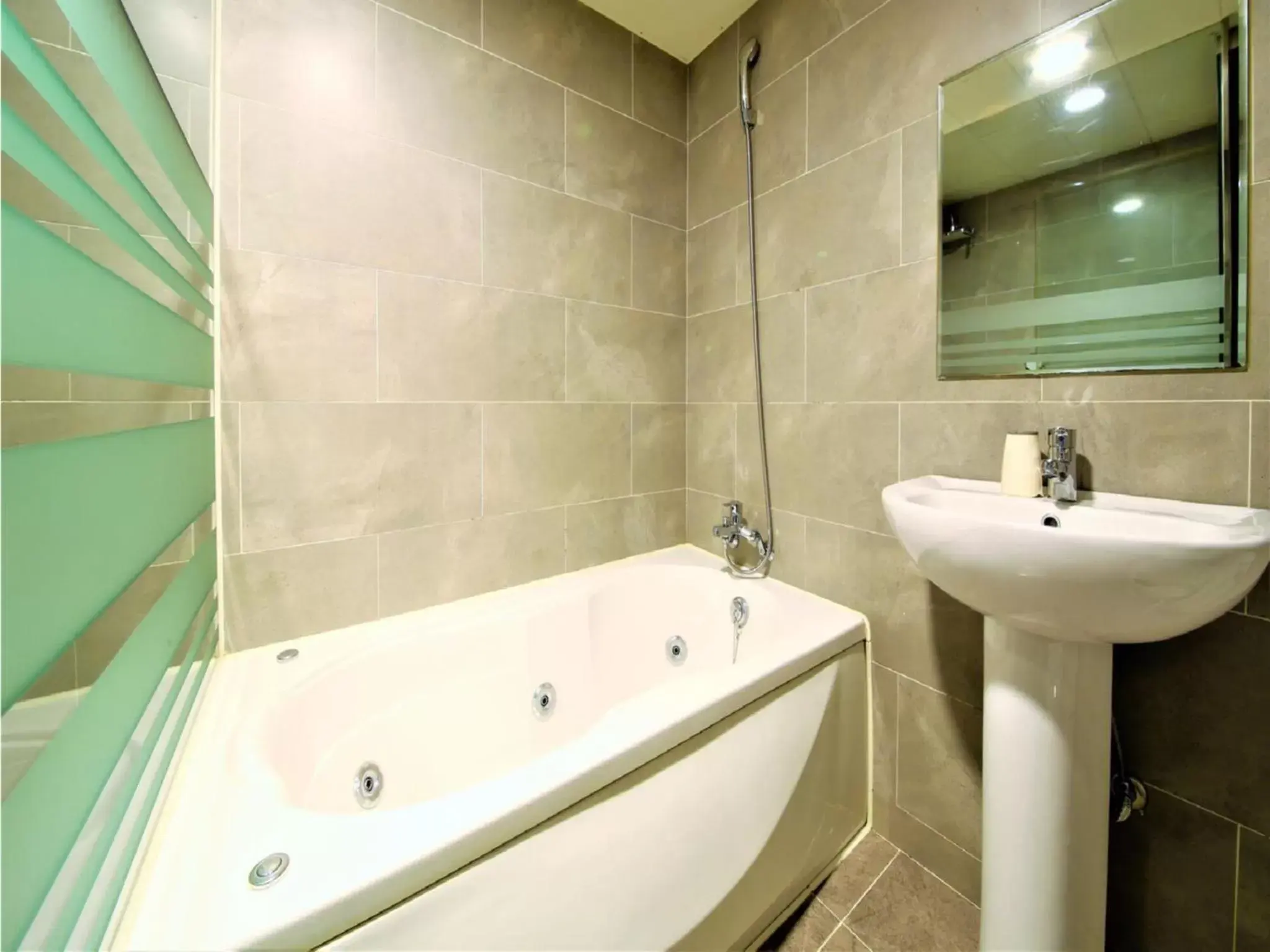 Hot Tub, Bathroom in Elysee Hotel