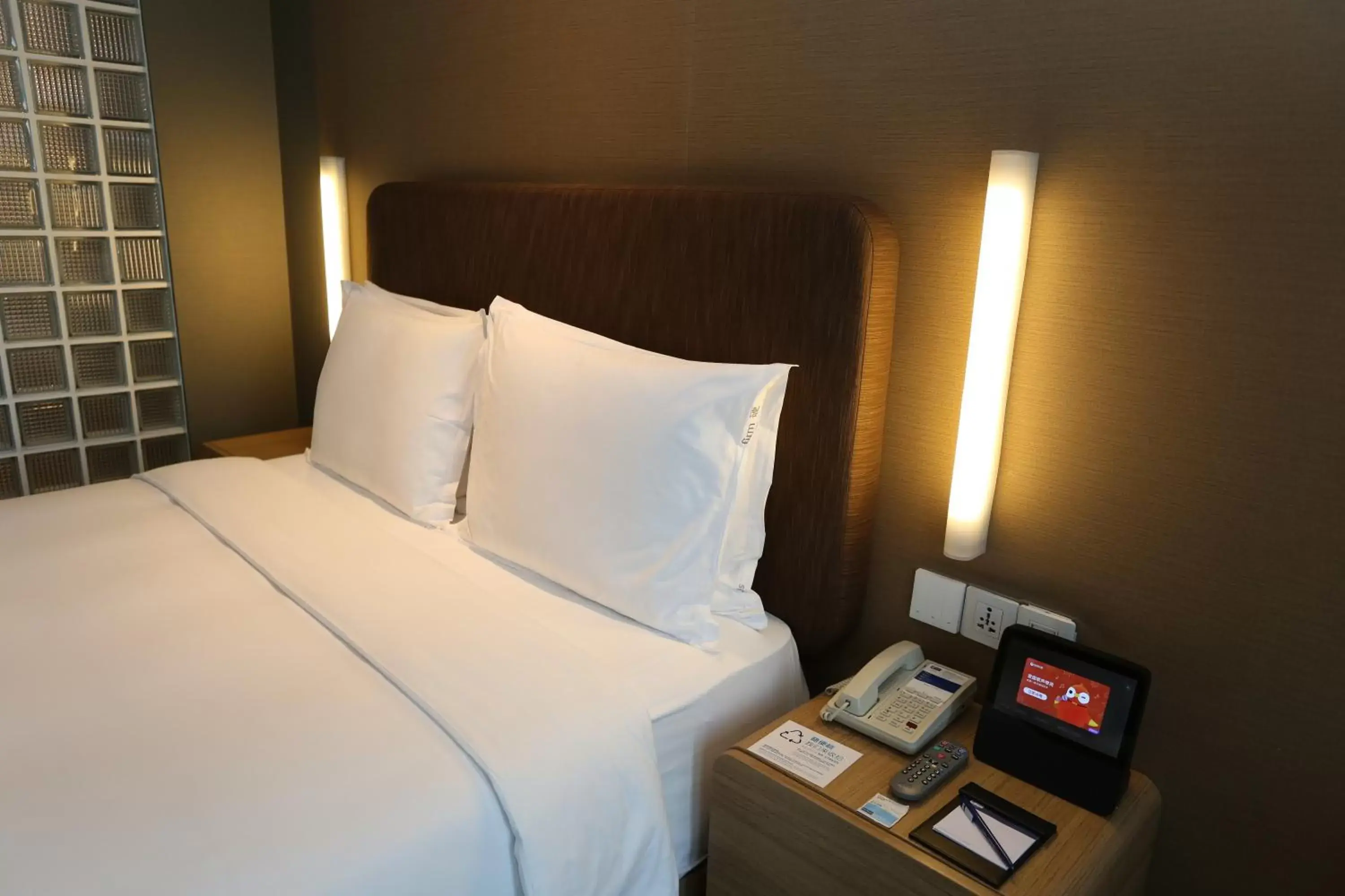 Photo of the whole room, Bed in Holiday Inn Express Shanghai Jinsha, an IHG Hotel