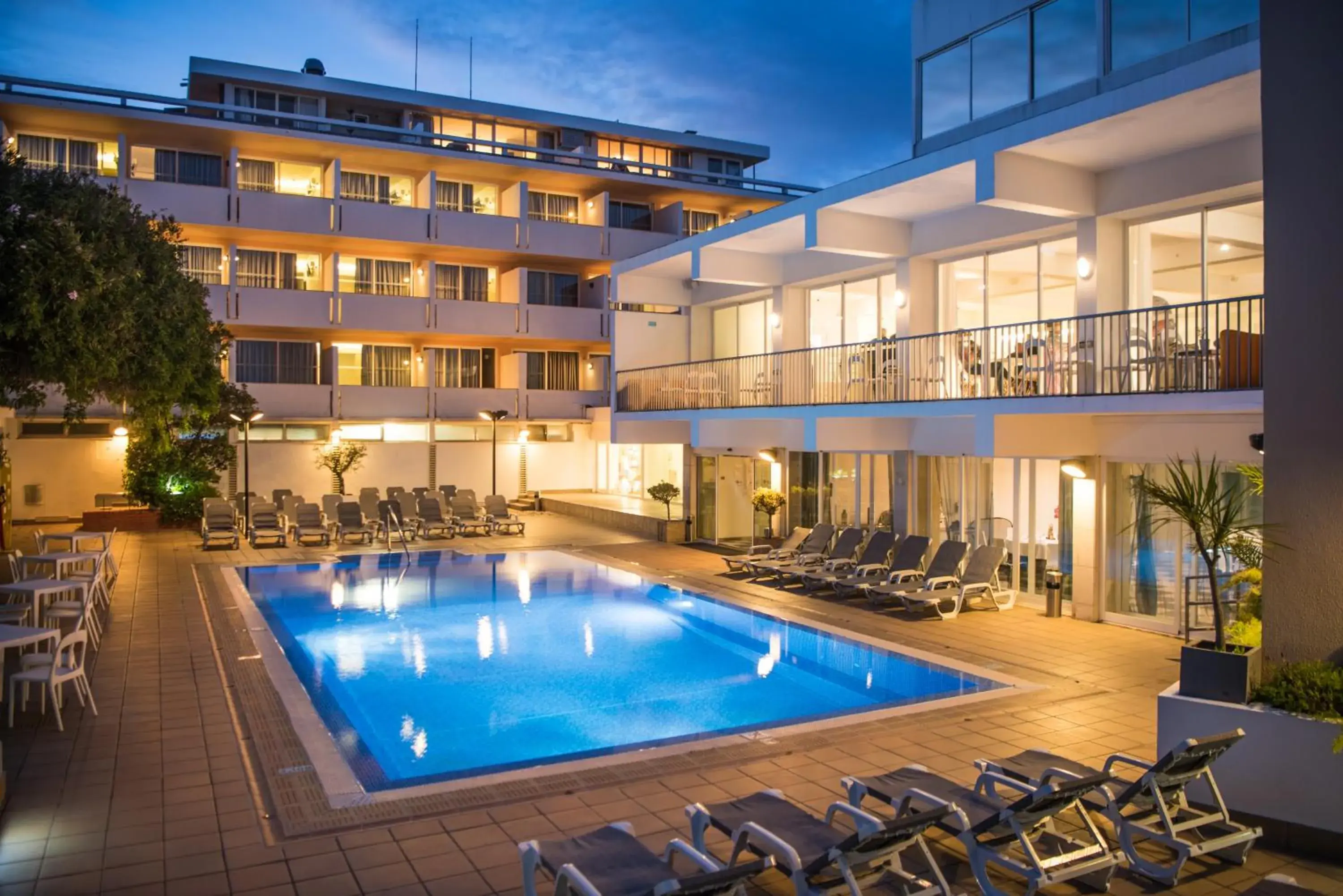 Property building, Swimming Pool in Hotel Londres Estoril / Cascais